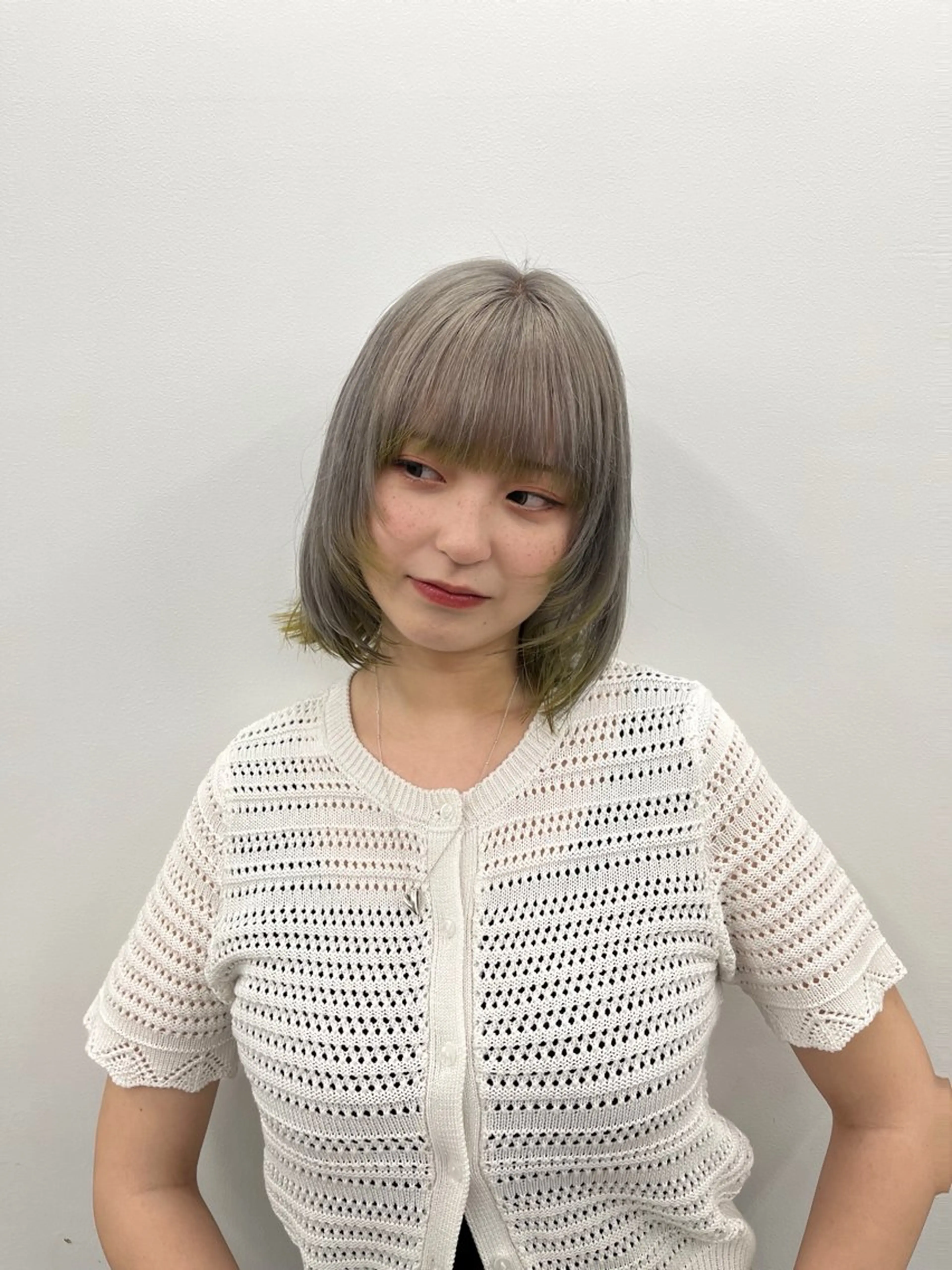 ミディアム カラー イエローカラー 顔まわりレイヤー レイヤーカット 縮毛矯正/ハイトーン /パーマ/せき🧸のヘアスタイル