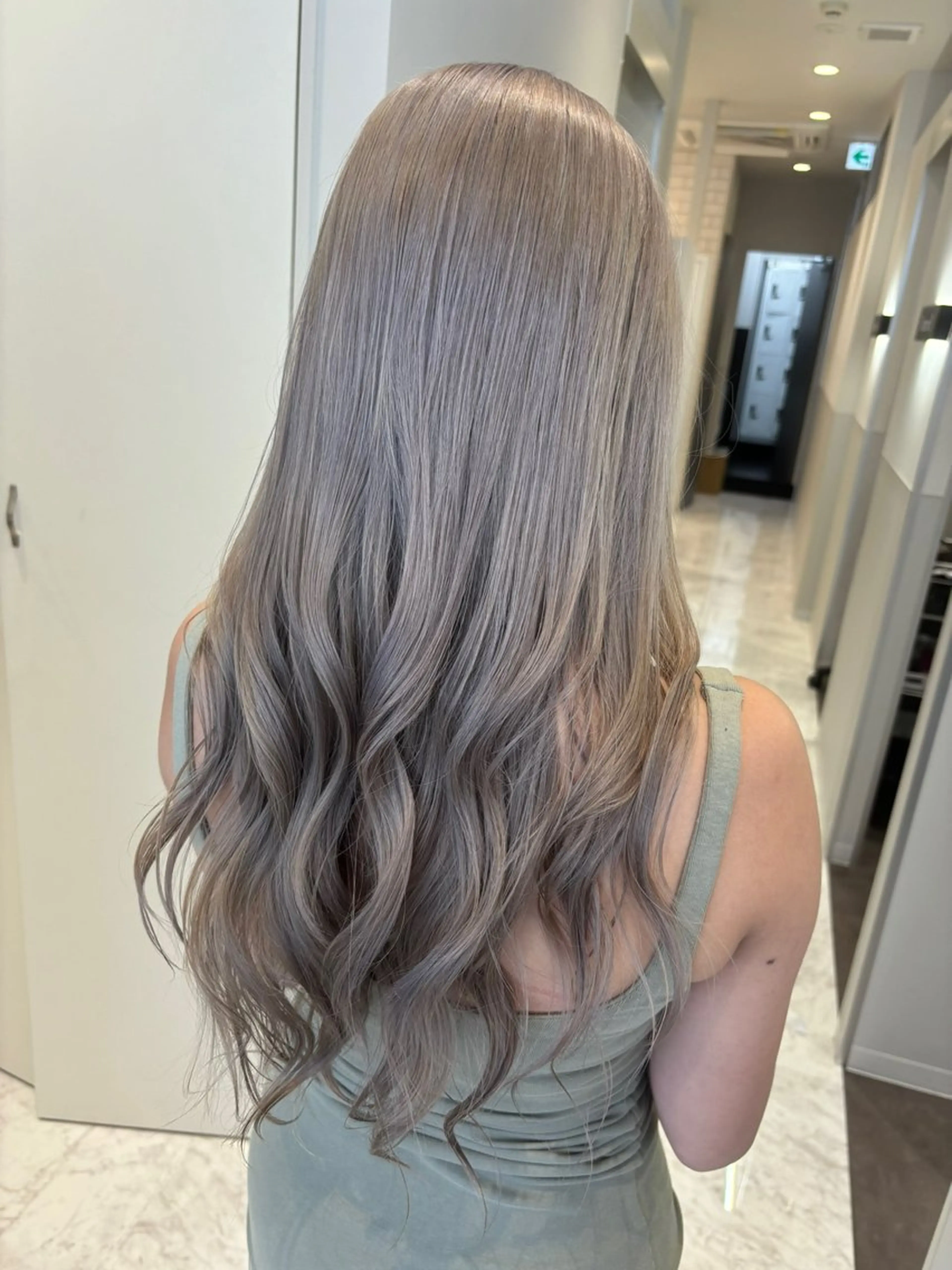 ロング DAIKI ハイトーンカラーのヘアスタイル