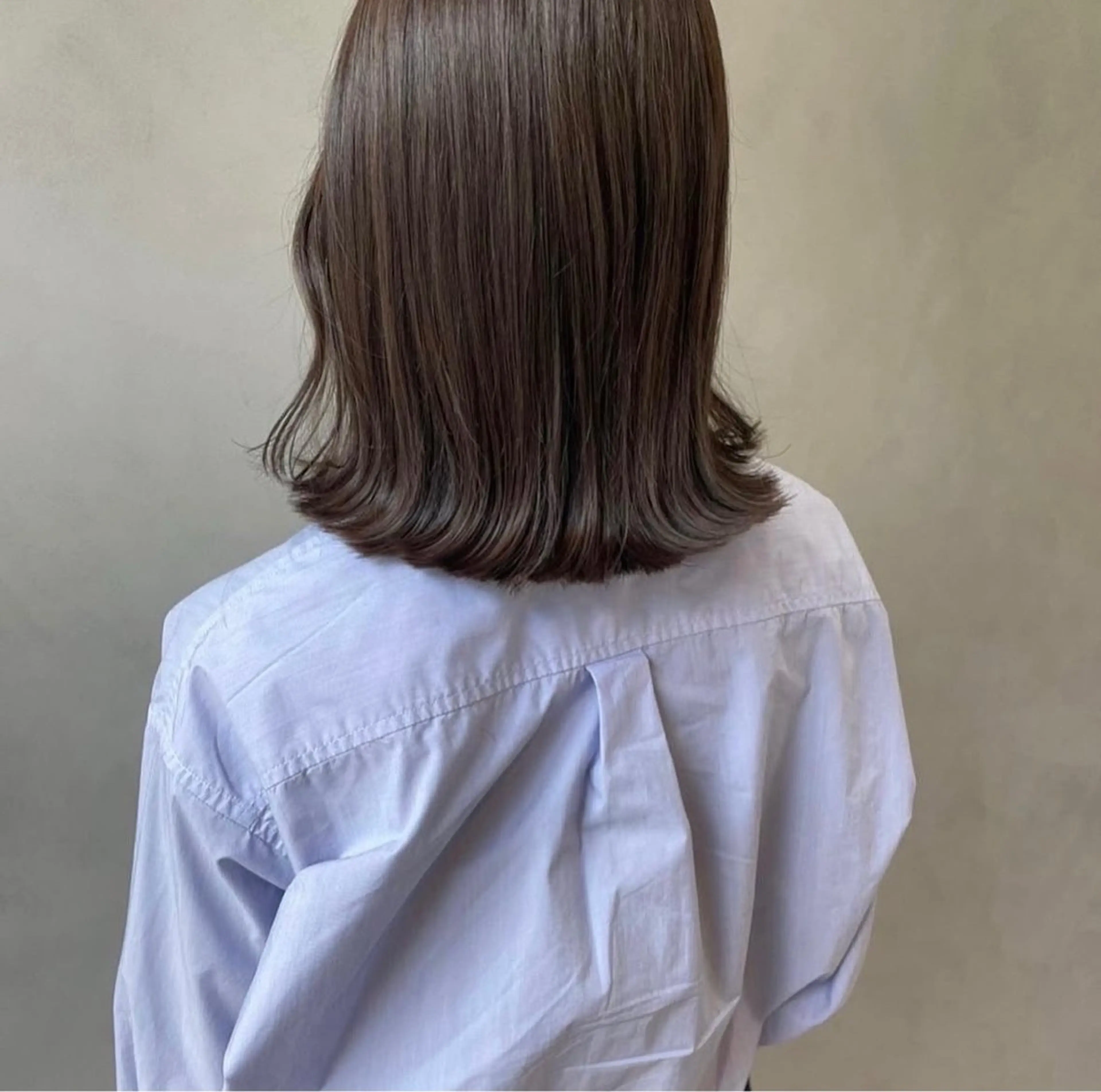 ミディアム カラー グレージュ e i🪼のヘアスタイル