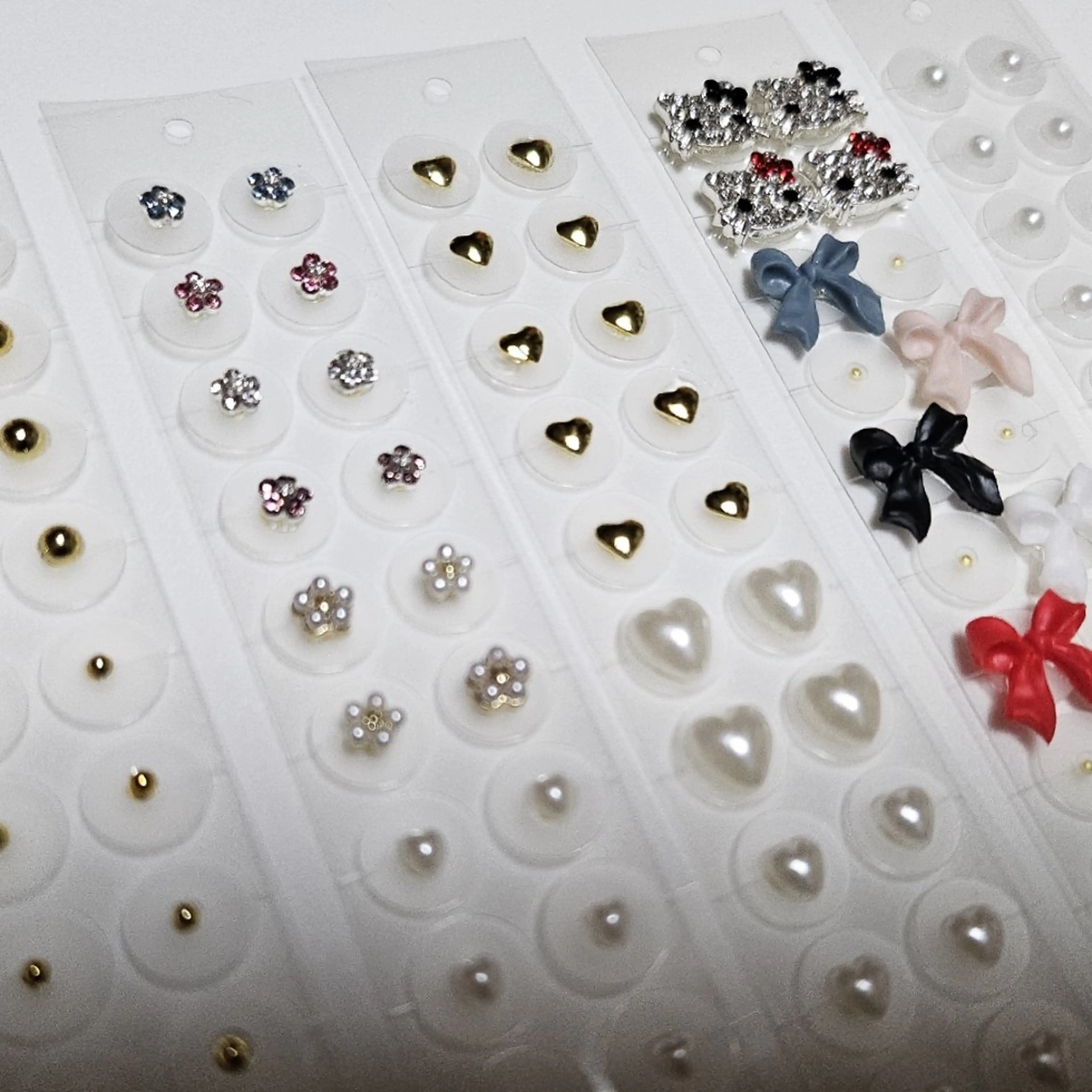 耳つぼジュエリー つけ放題の写真