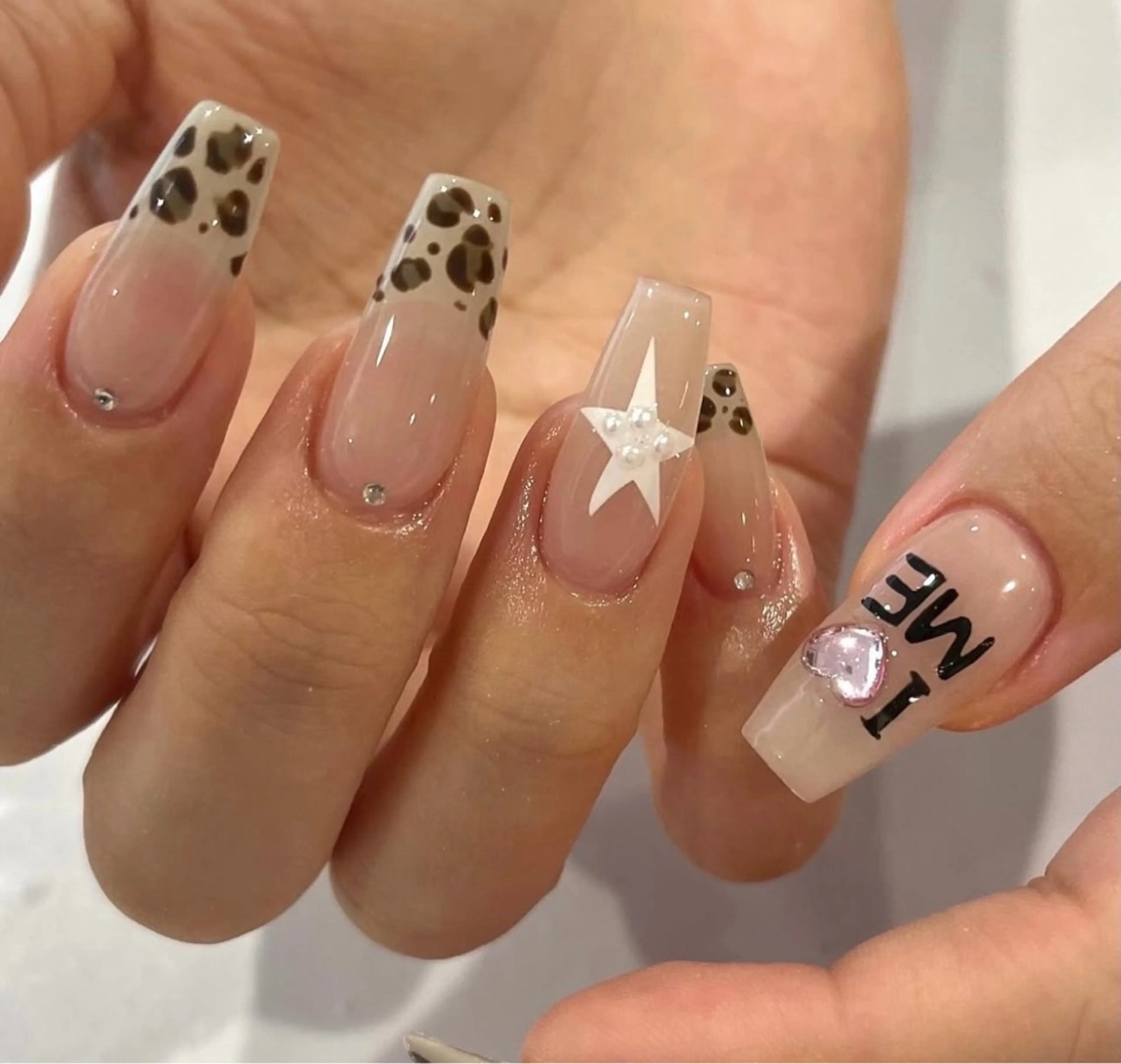 ネイル アニマル柄 アートネイル カジュアル 持ち込み ストーンネイル ハンドネイル BERA NAILSのネイルデザイン