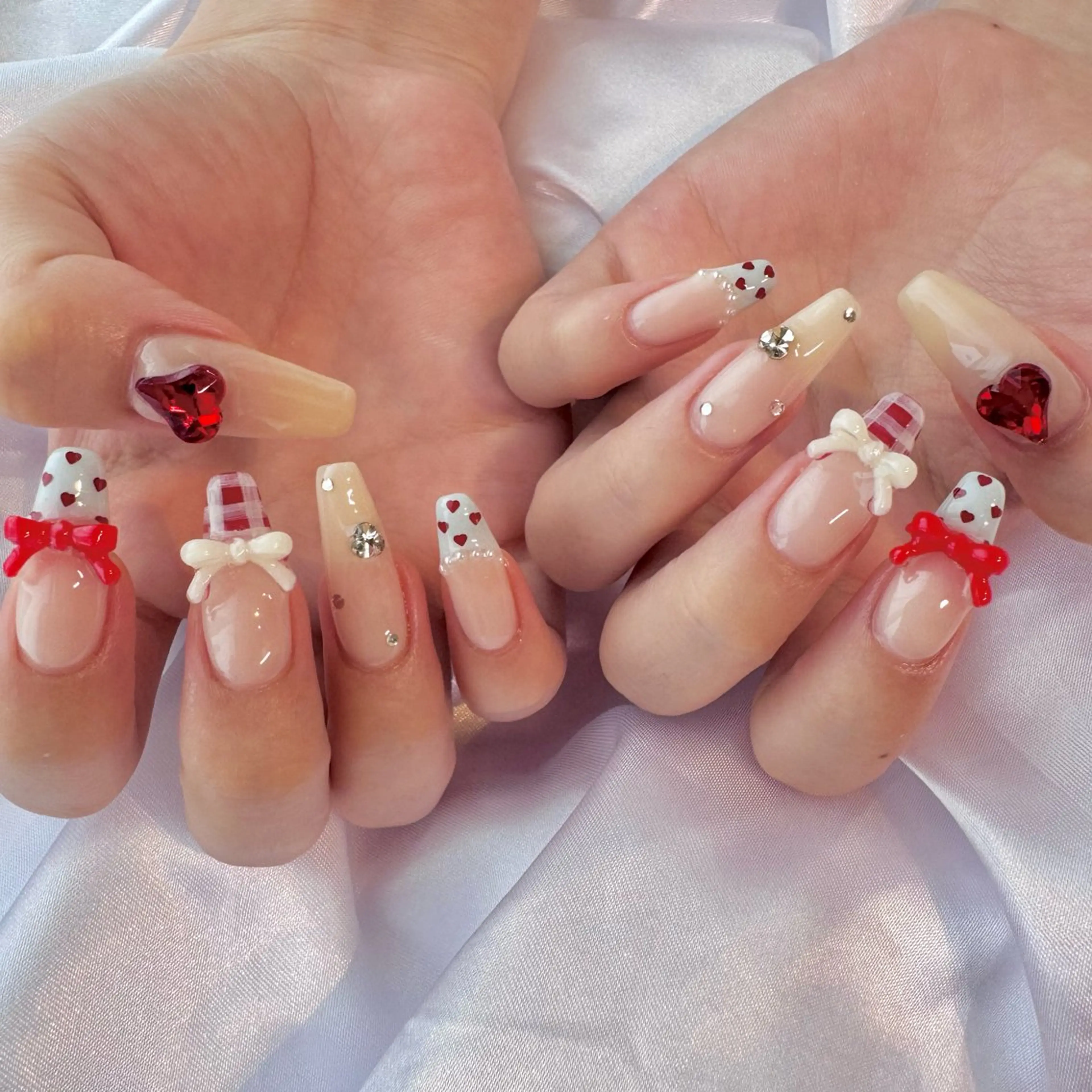 ネイル フレンチネイル ガーリー ハンドネイル nail salon e'mu💐のネイルデザイン