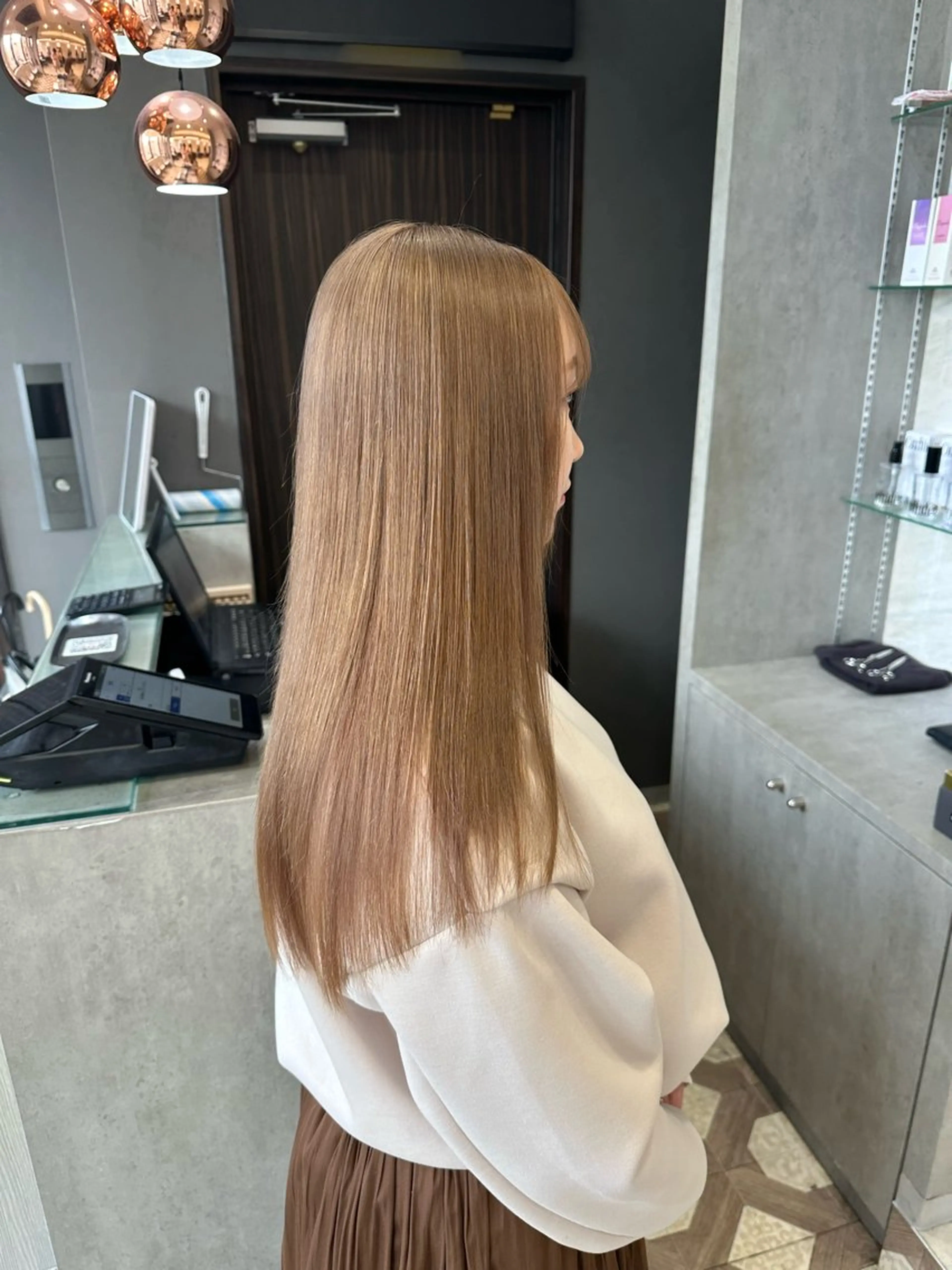 ミディアム カラー ブリーチ ヘアカラー トリートメント AYAKASA 暖色カラー/レイヤーのヘアスタイル