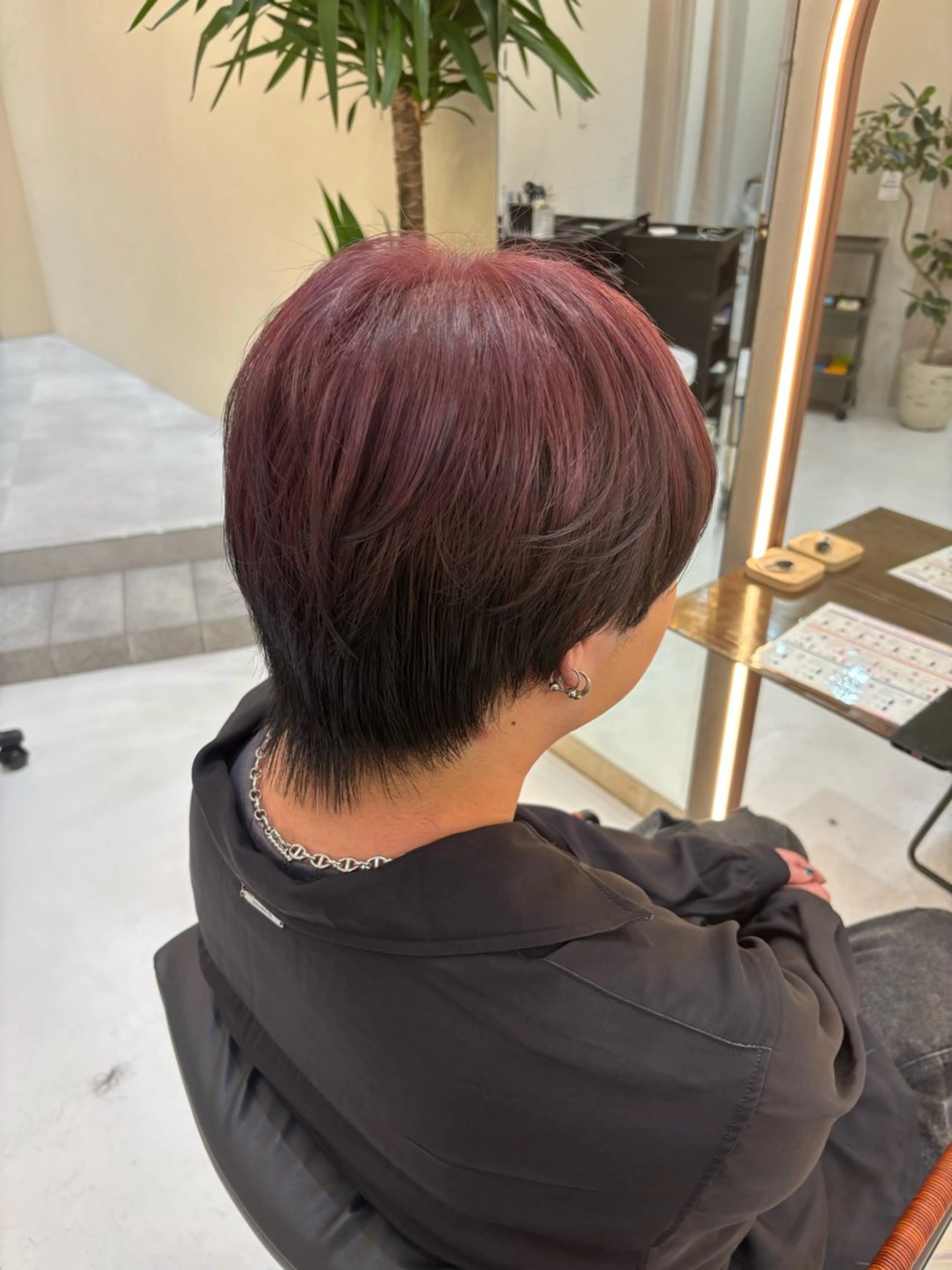 カラー メンズ メンズブリーチ ブリーチ デザインカラー レッドカラー バイオレットカラー ヘアカラー 丸山 比奈のヘアスタイル