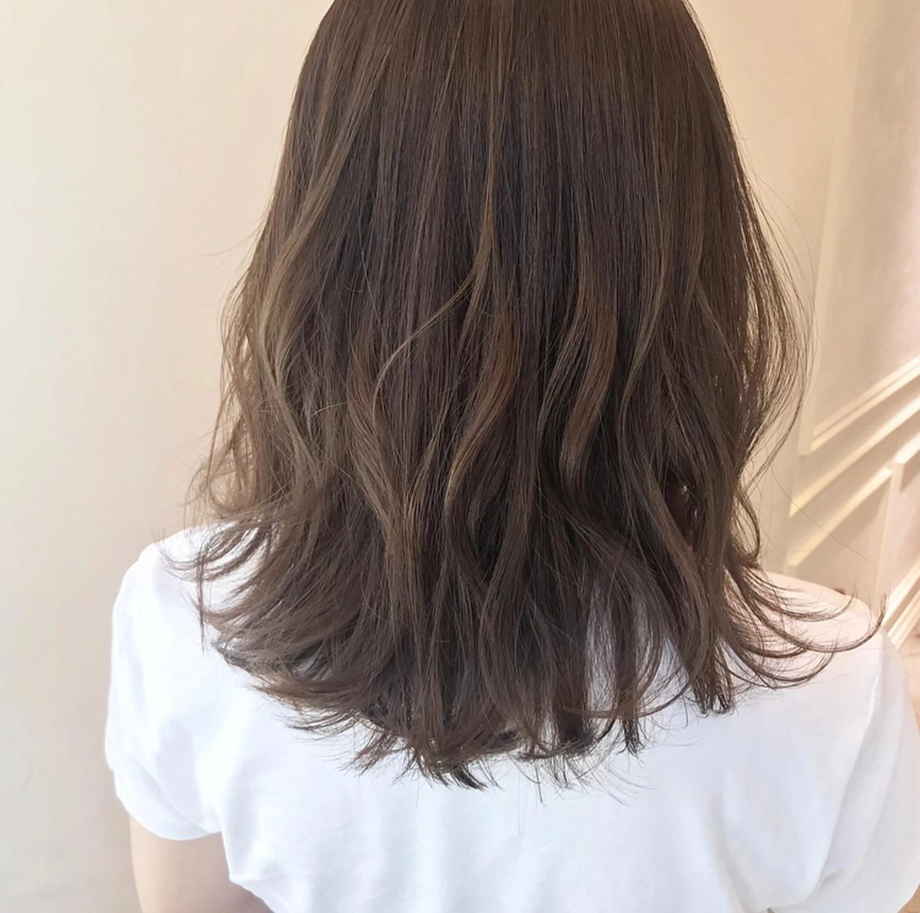 ミディアム カラー ヘアアレンジ ミディアムレイヤー ベージュカラー レイヤーカット カット ヘアカラー トリートメント ヘッドスパ 小林 佳祐のヘアスタイル