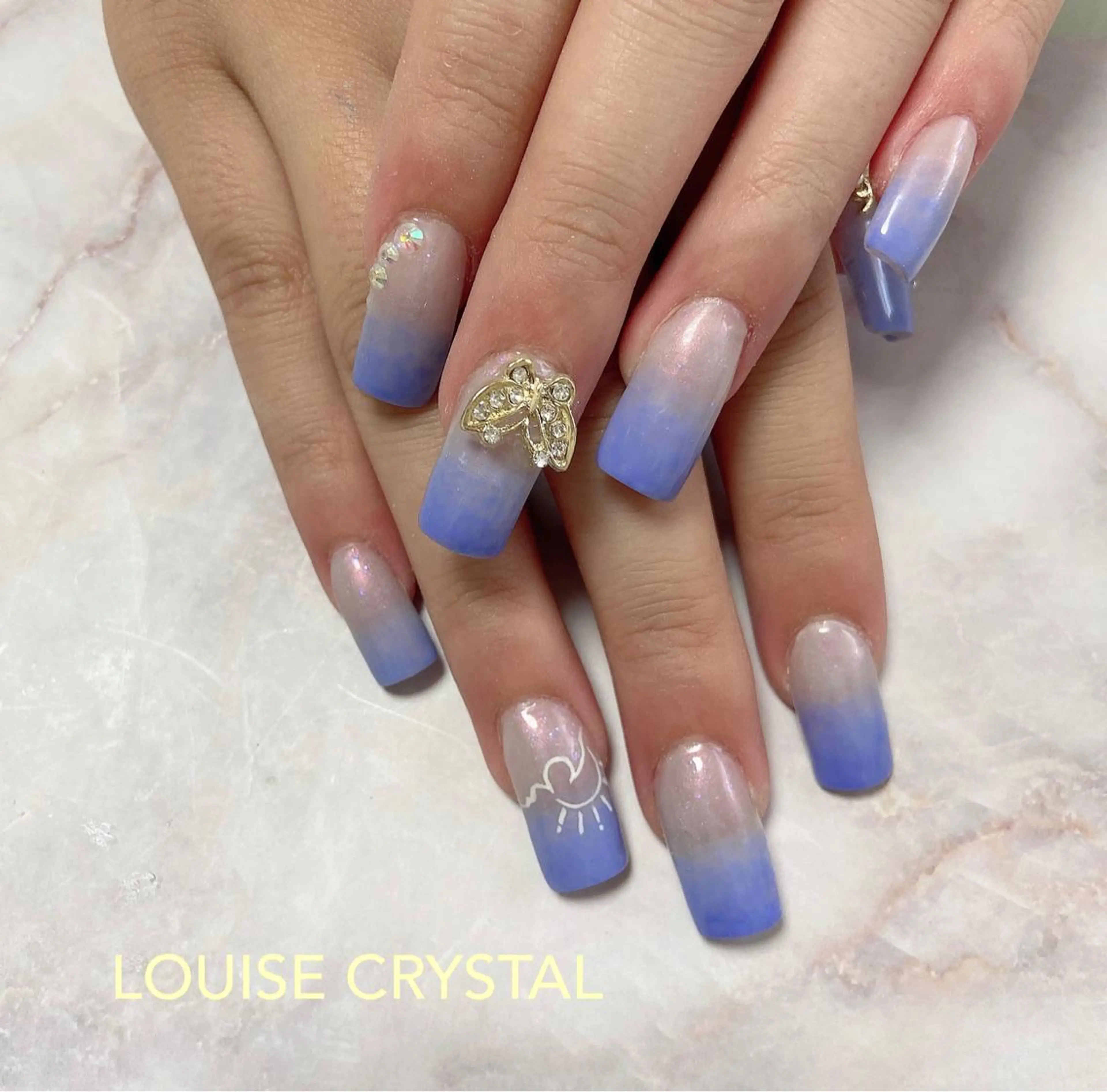 ネイル ハンドネイル LOUISE CRYSTALのネイルデザイン