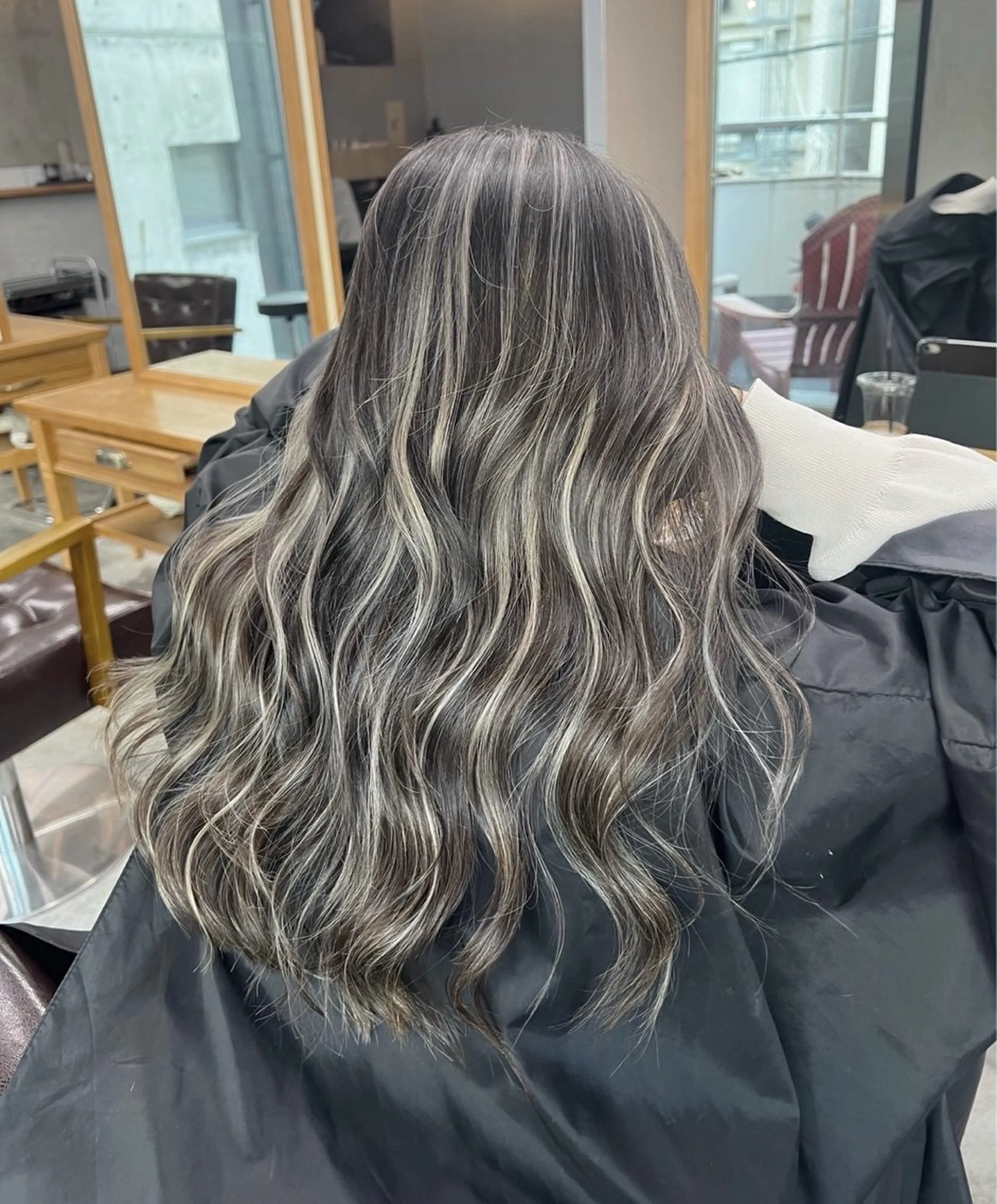 ロング カラー ダークグレー ダークグレージュ グレージュ ハイライトカラー ハイライト ヘアカラー トリートメント 指名数No.1 /NAOYAのヘアスタイル