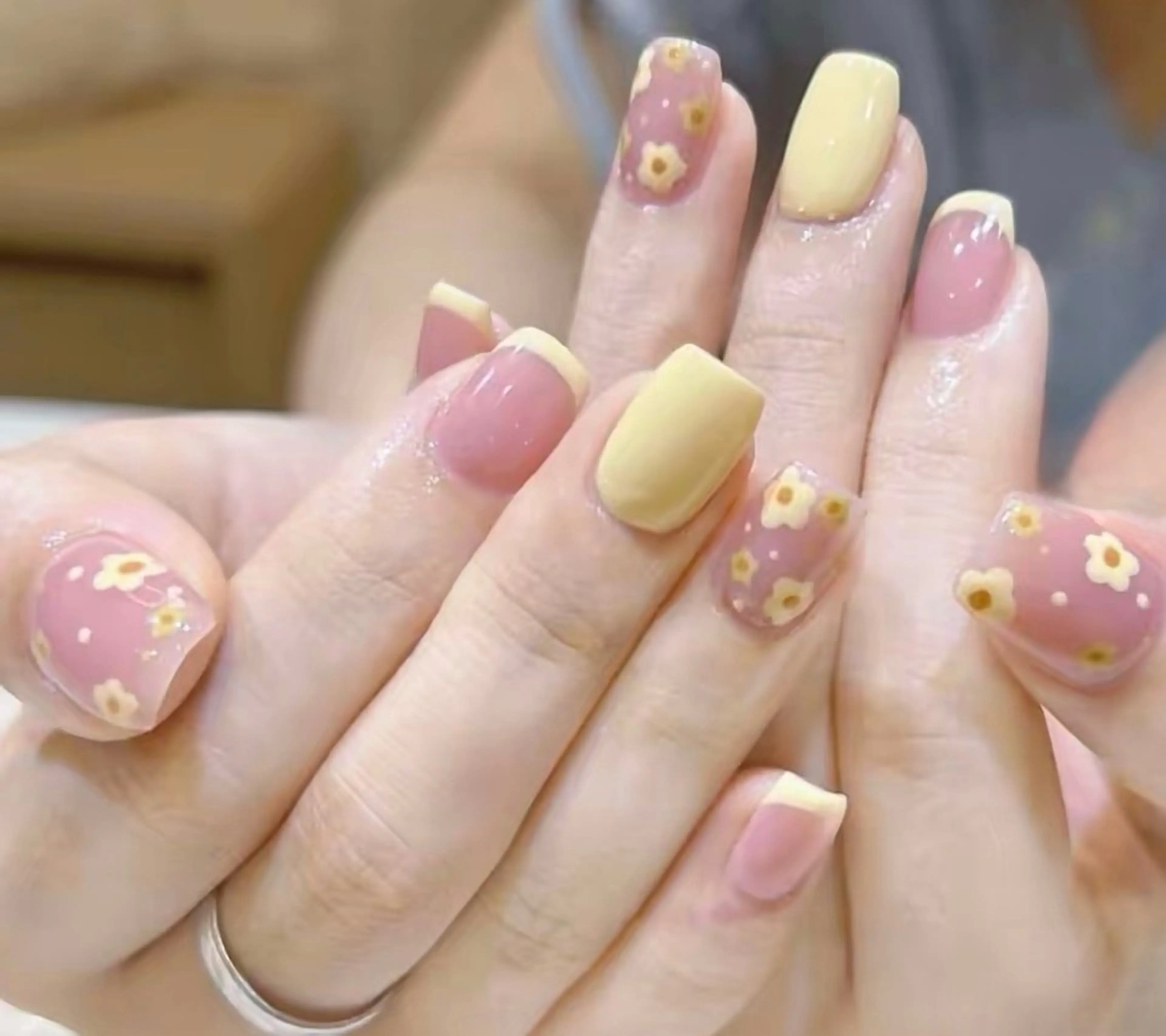 ネイル チークネイル 長さ出し フットネイル ジェルネイル 卒業式 𝓐𝓷𝓻𝓲 XiinhNailのネイルデザイン