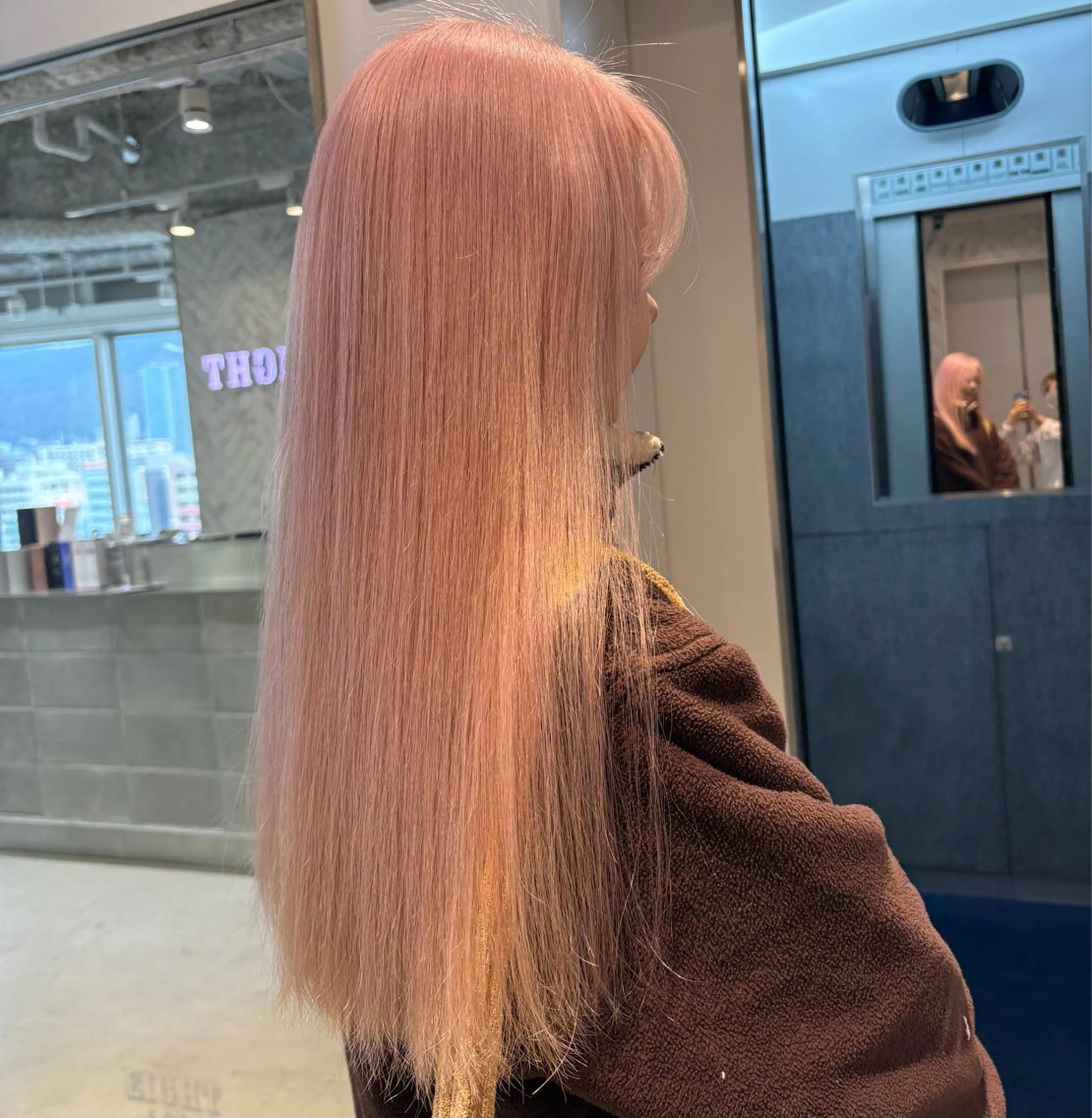 ロング カラー ピンクカラー EIGHT mana 海外グレージュ🥥のヘアスタイル