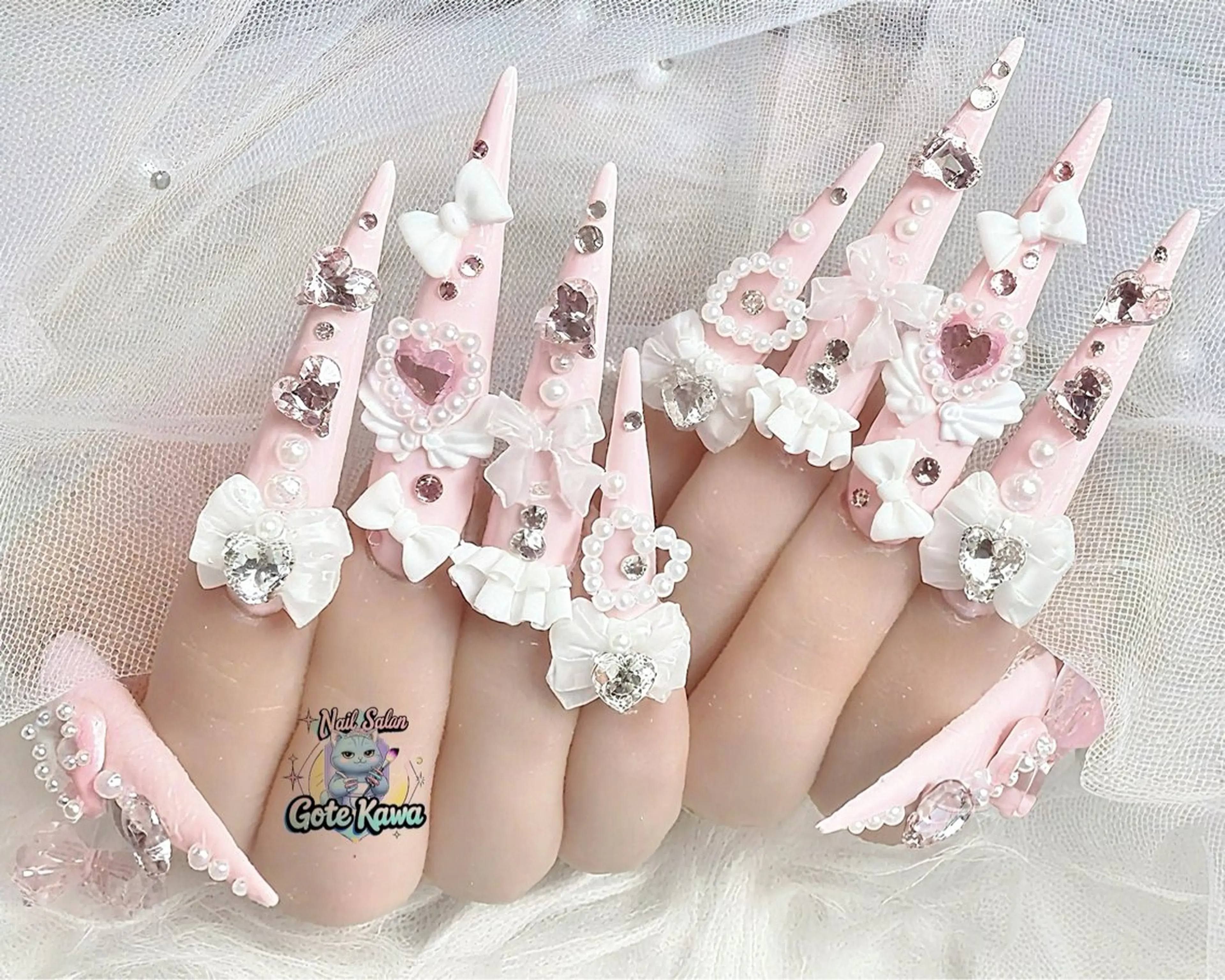 ネイル アートネイル ガーリー ハート キラキラネイル ロングネイル ハンドネイル ハンドケア Gote Kawa nail salonのネイルデザイン