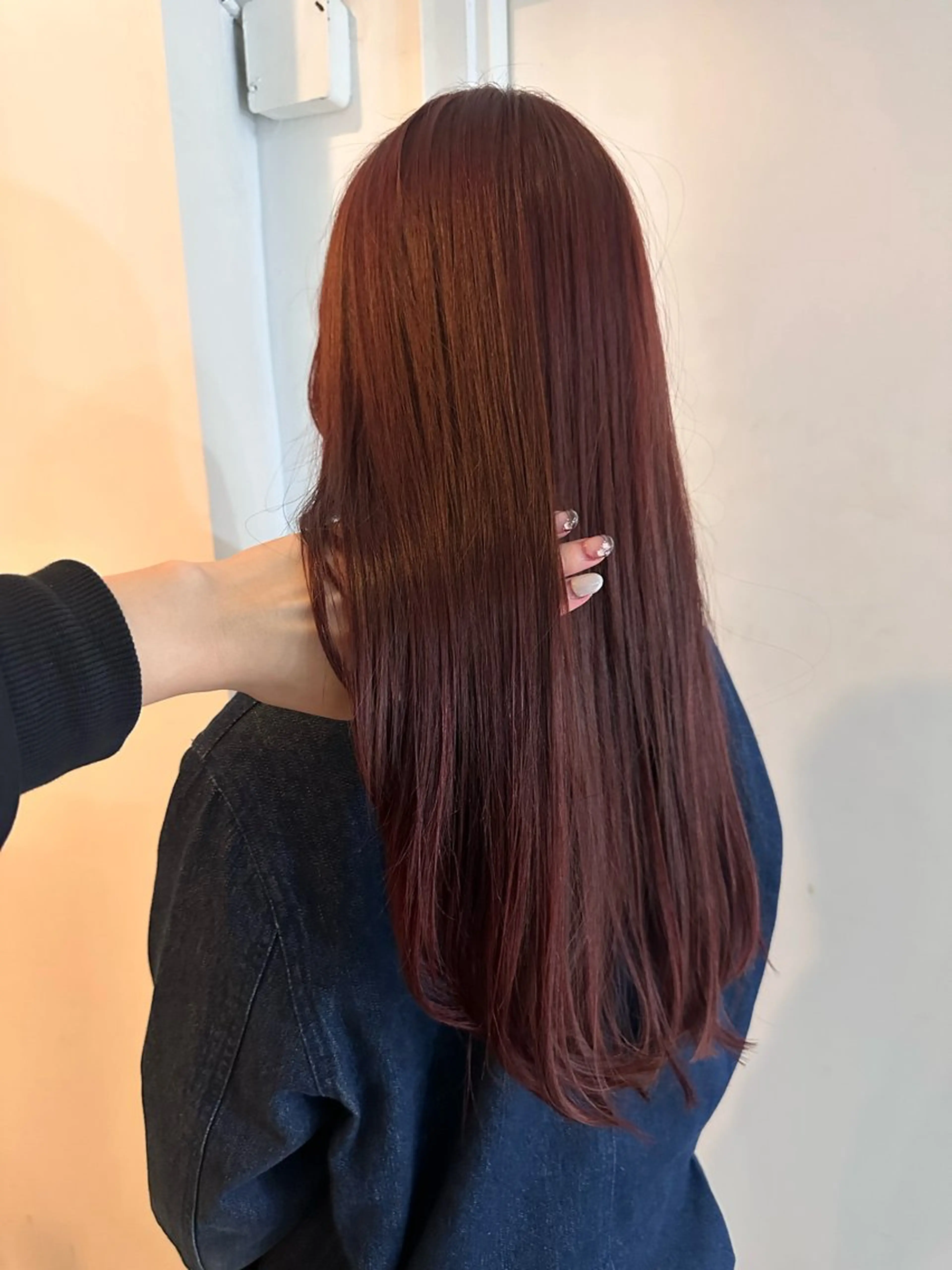 ロング コナカ モエのヘアスタイル