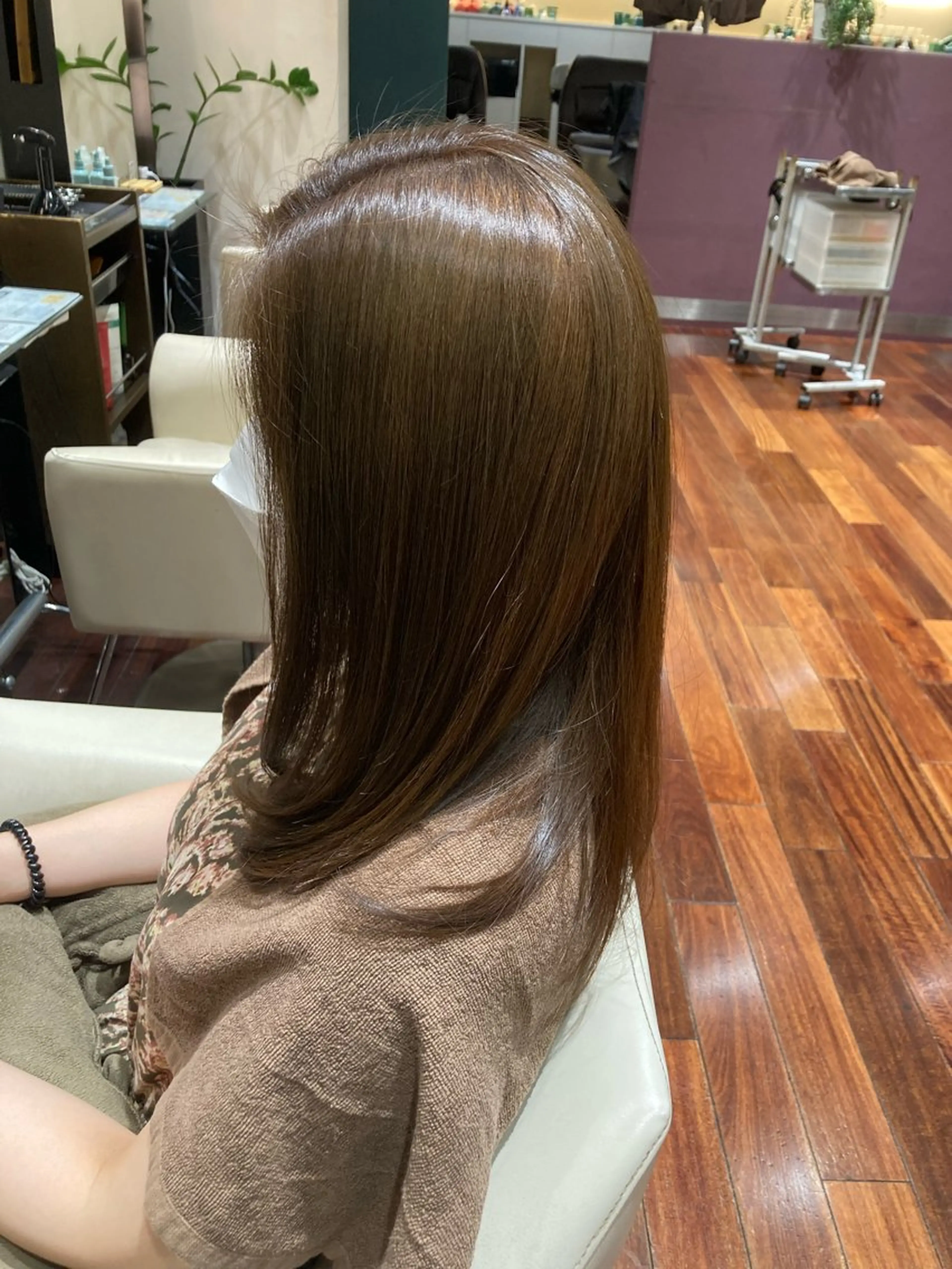 セミロング アッシュ 成沢 モニカのヘアスタイル