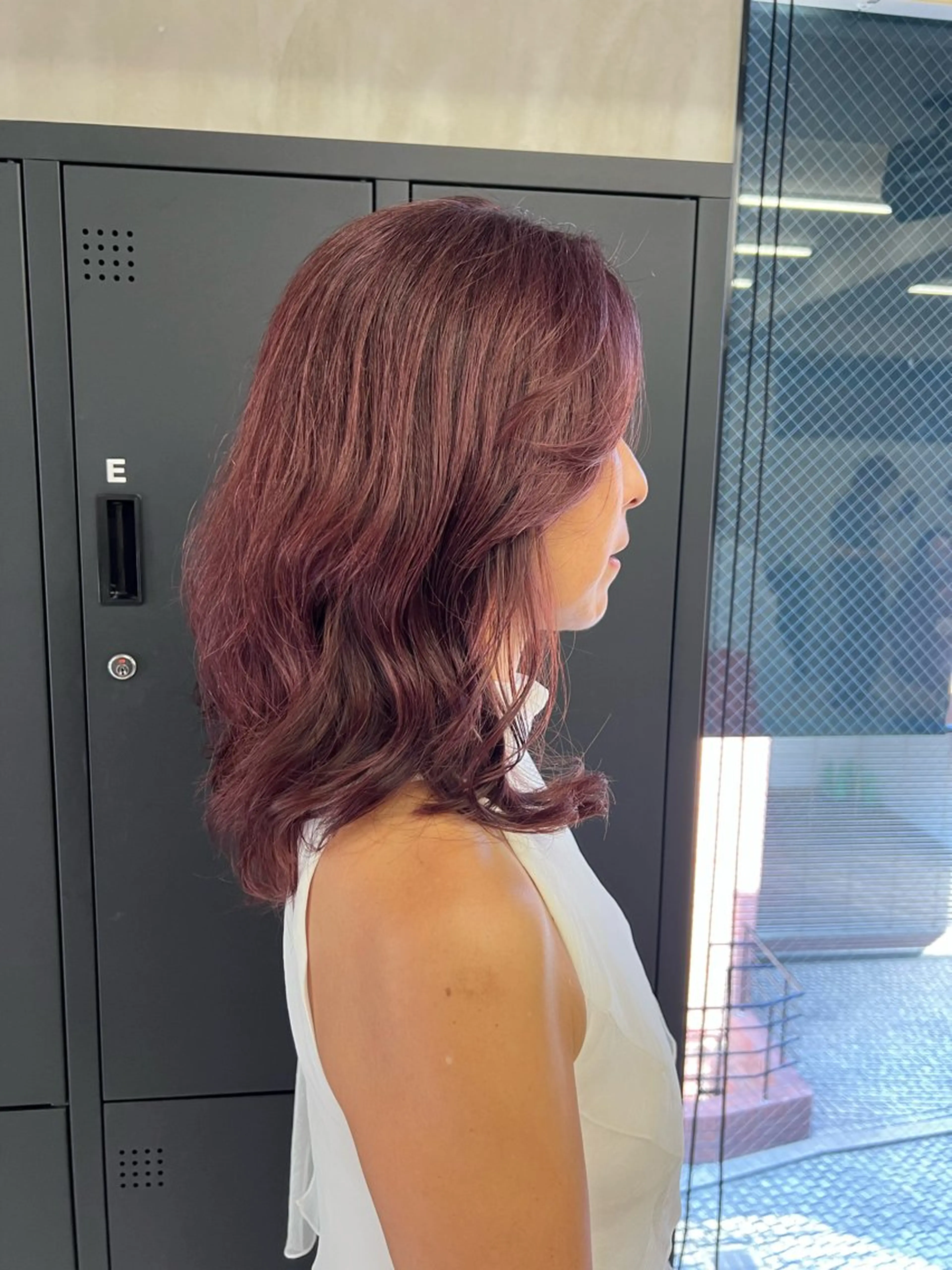 ミディアム パープルカラー ヘアカラー ハイライト/白髪ぼか し/臼田さりな🌹のヘアスタイル