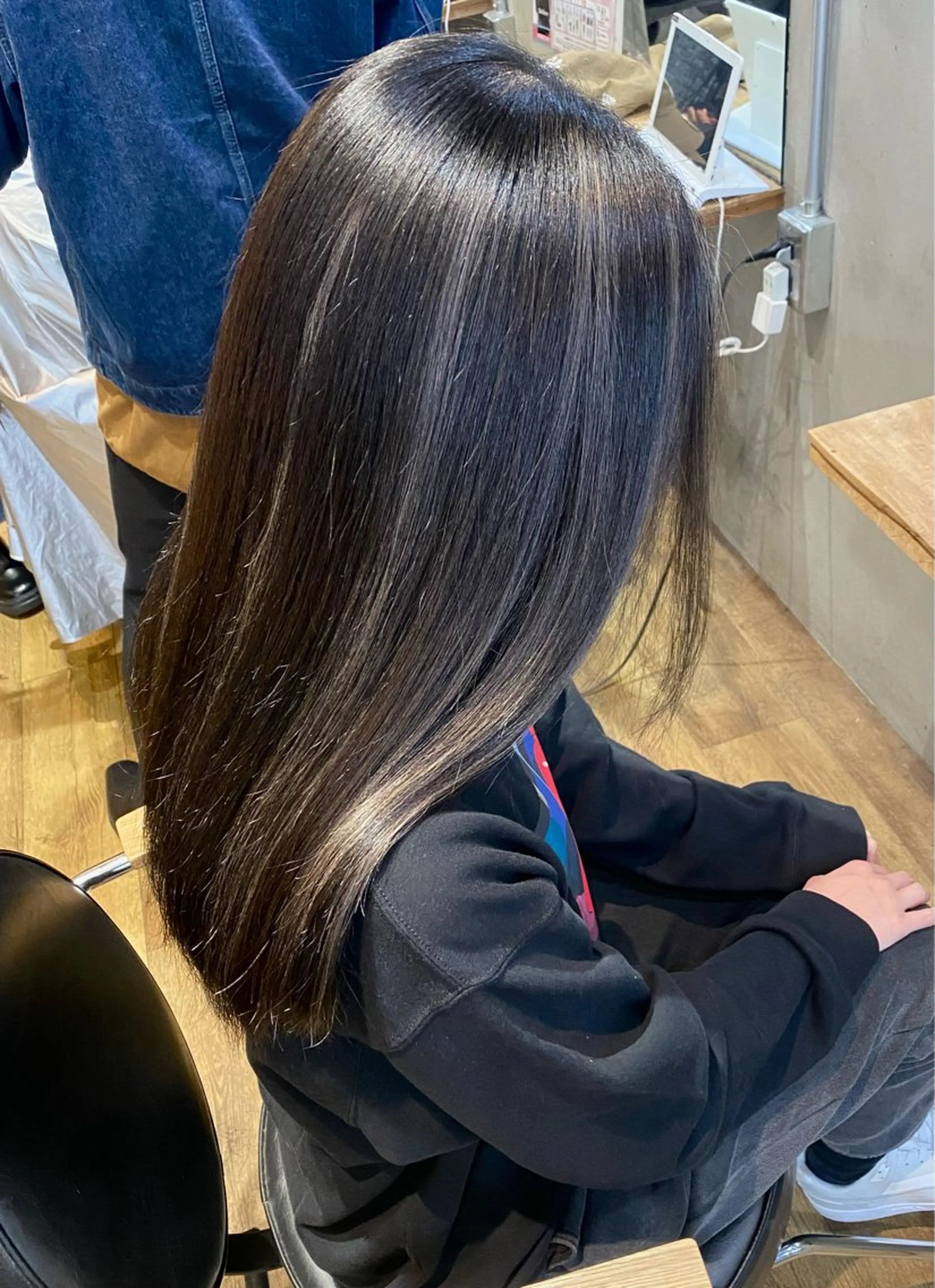 セミロング ハイライト カット ヘアカラー 井上 麻帆のヘアスタイル