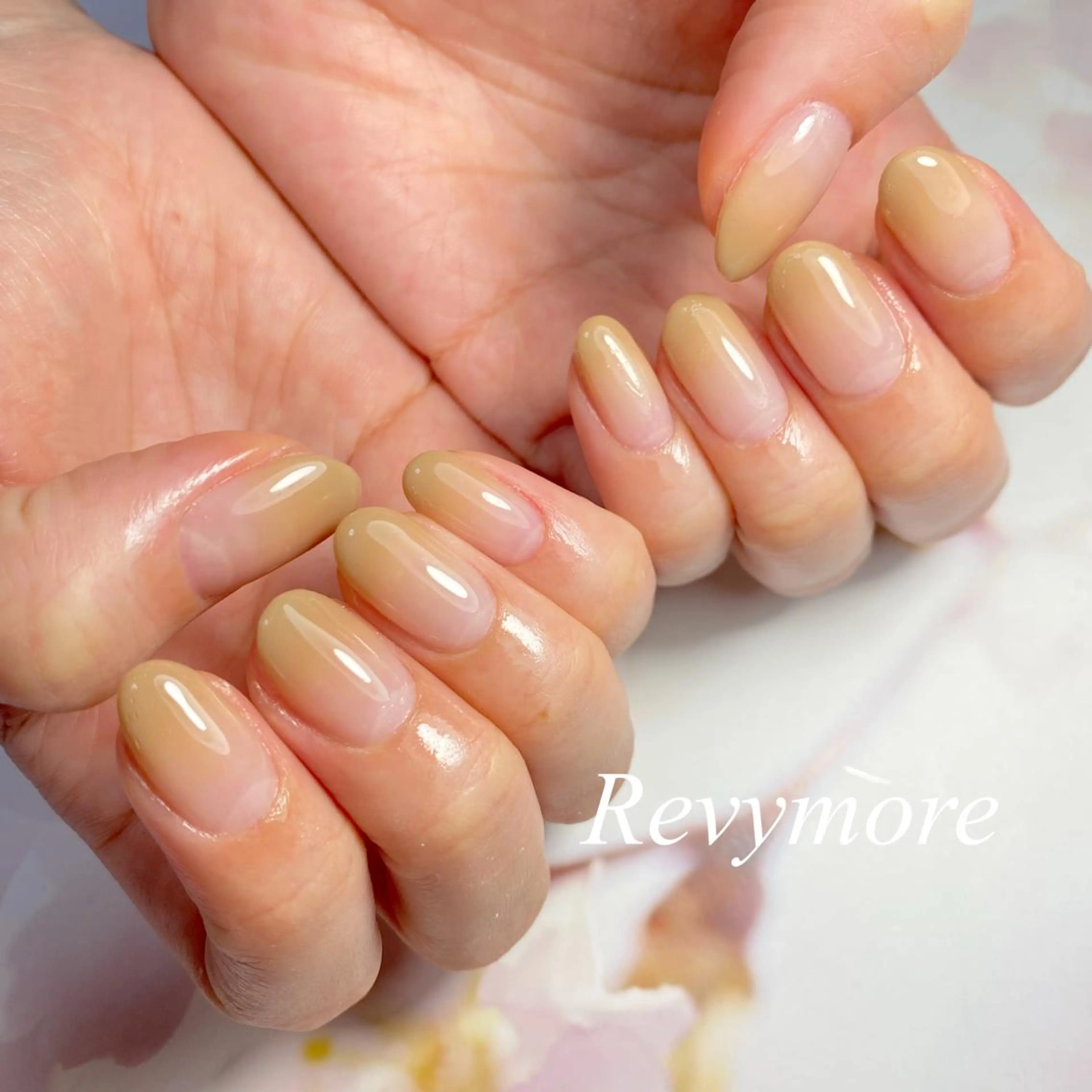 ミディアム ネイル ジェルネイル ニュアンスネイル オフィスネイル シンプルネイル 春ネイル nail salon Revymoreのネイルデザイン