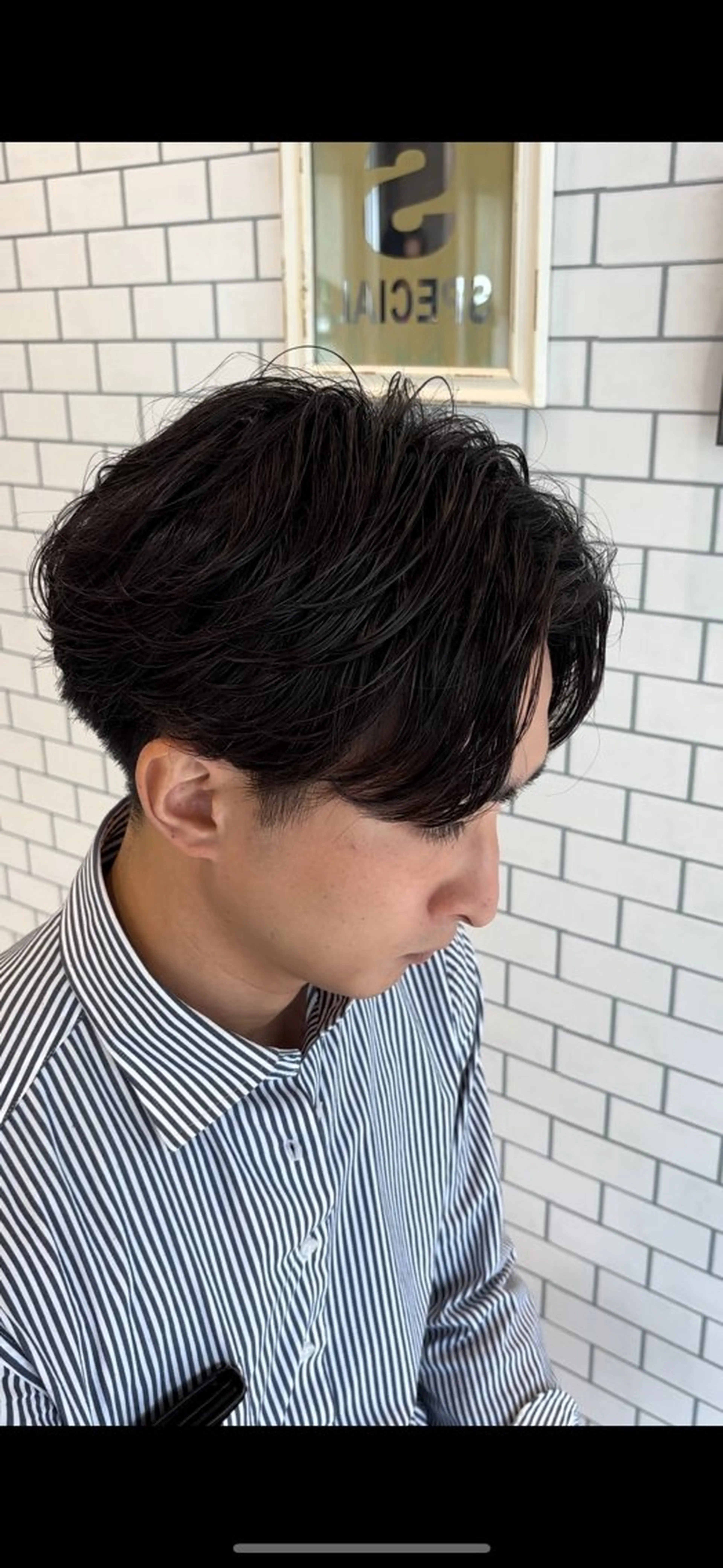 パーマ メンズ センターパート フェザーパーマ マッシュ メンズパーマ スパイキーショート カット パーマ 目崎 丞のヘアスタイル