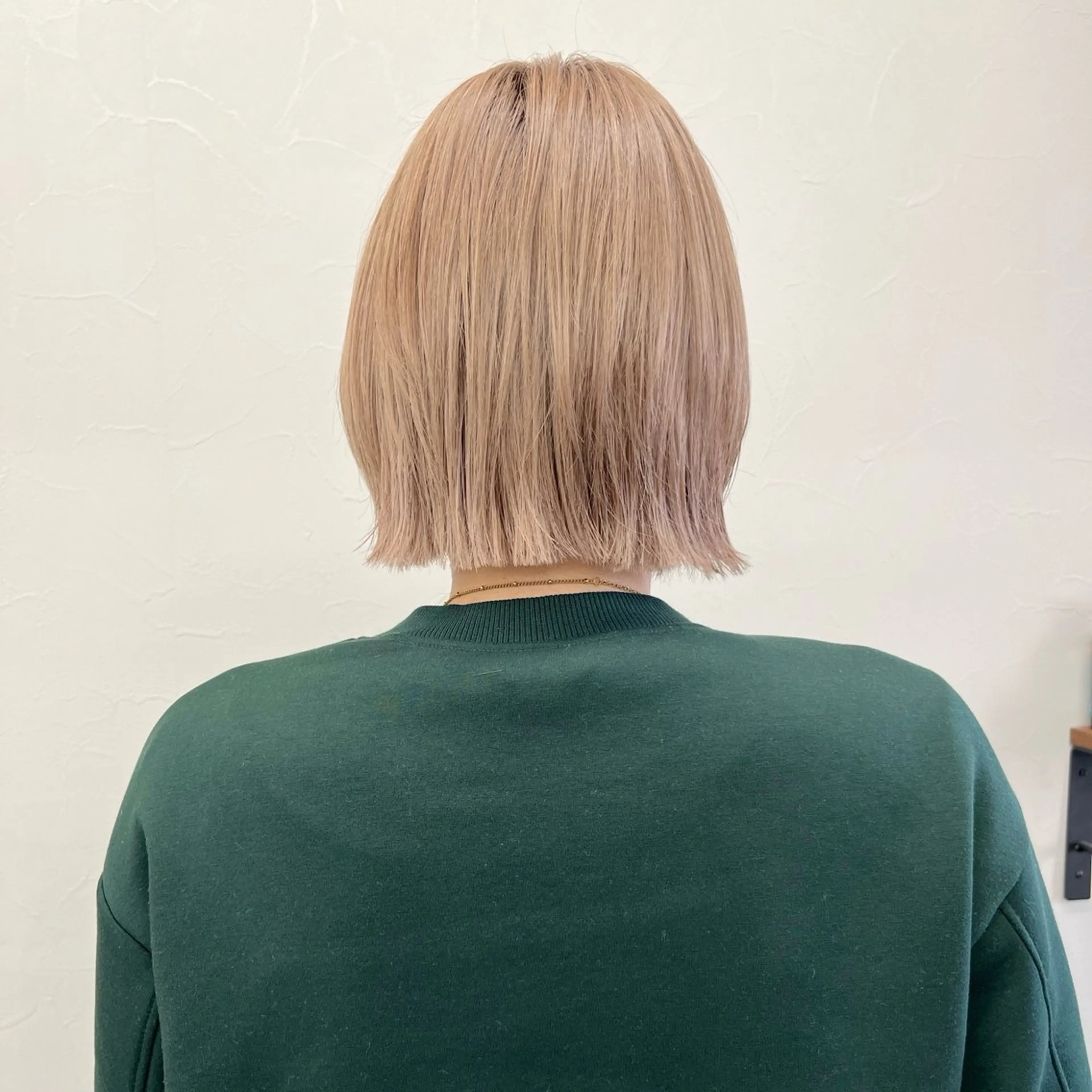 ショート カラー ボブレイヤー ベージュカラー ブリーチ ブリーチなしカラー ボブ カット ヘアカラー トリートメント 初めてのショート お任せください✂️のヘアスタイル