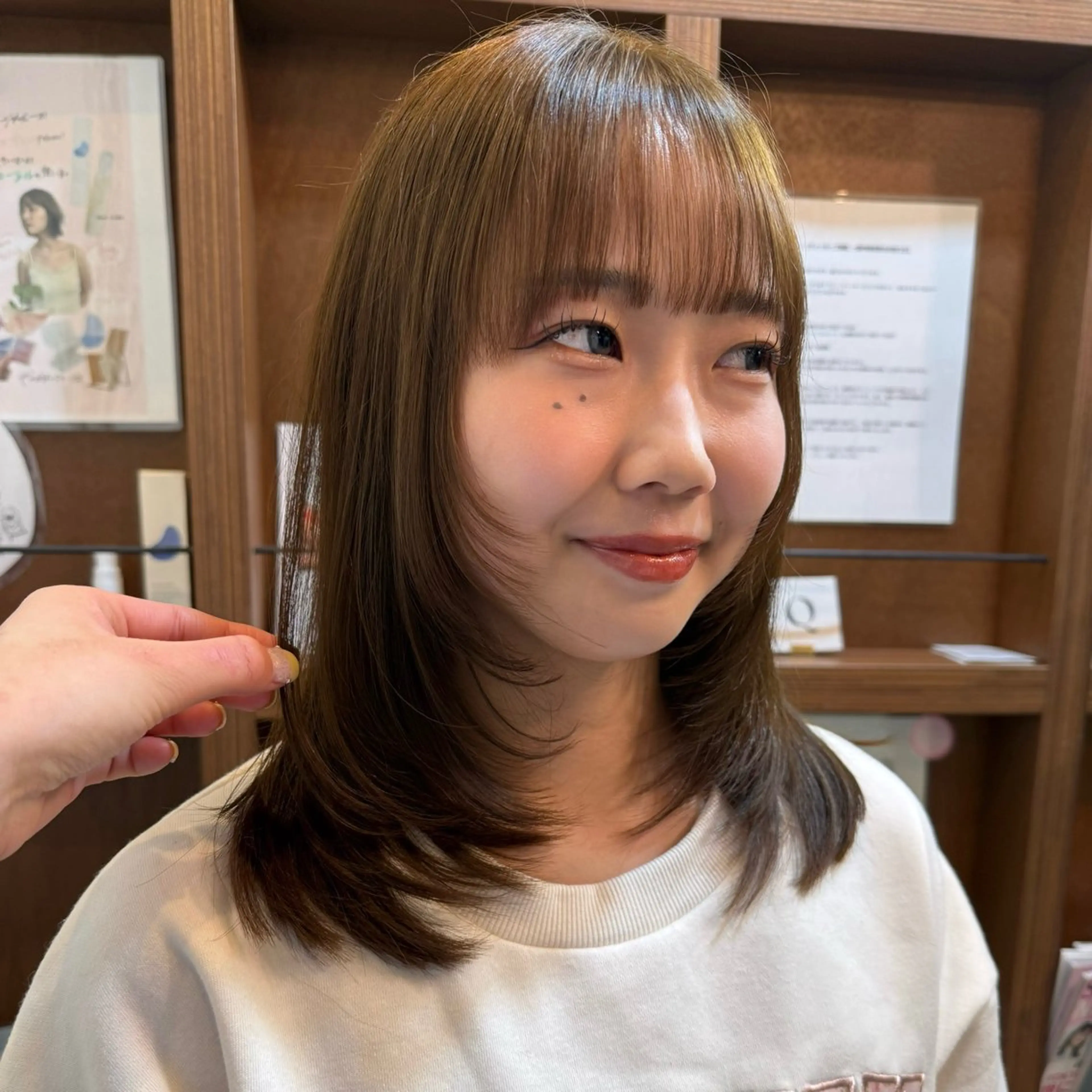 セミロング カラー ベージュカラー 透明感カラー レイヤーカット カット ヘアカラー トリートメント shin enom yuukaのヘアスタイル
