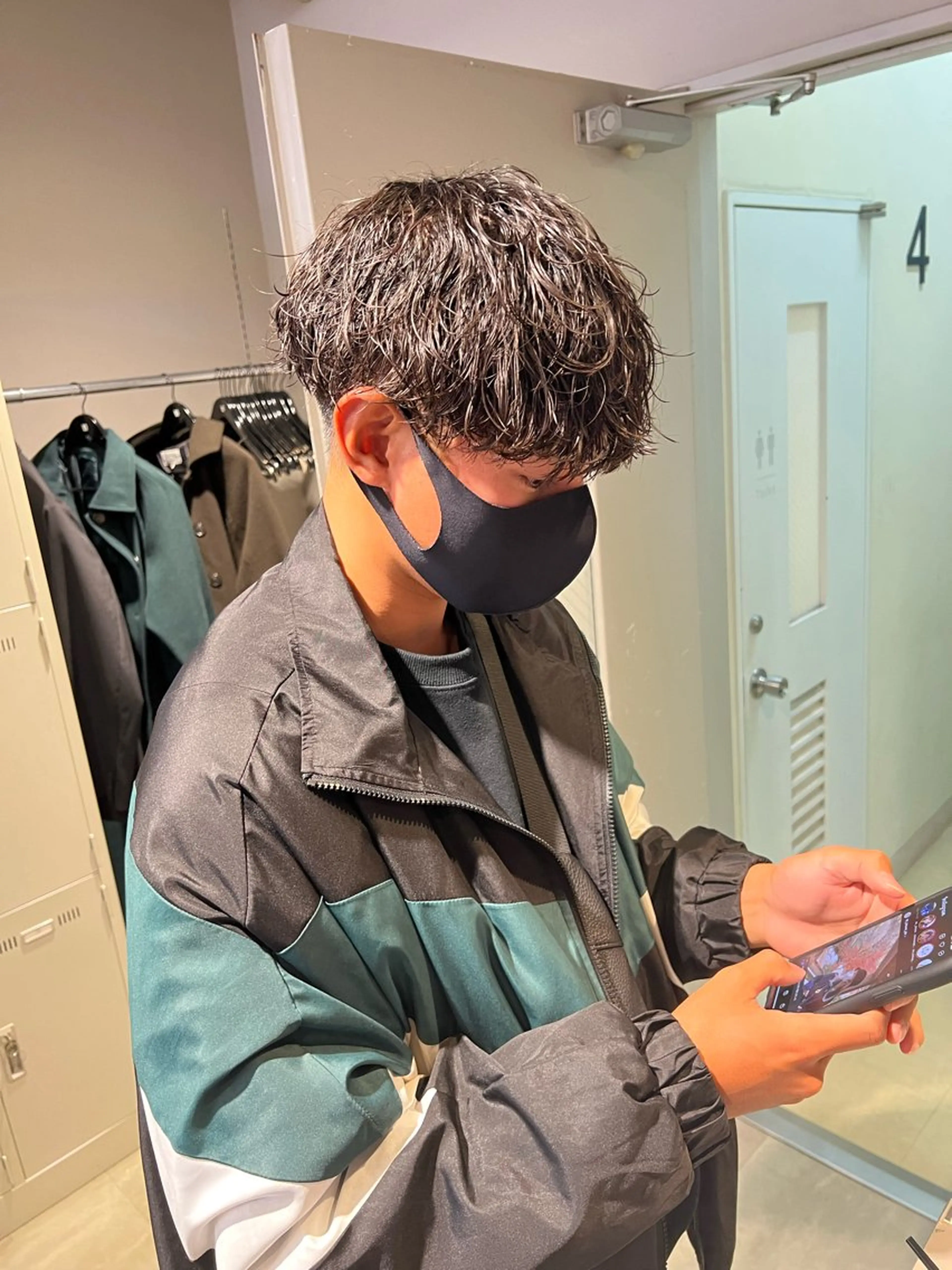 ミディアム パーマ メンズ ミディアムパーマ センターパート メンズ韓国風 韓国マッシュ マッシュウルフ メンズパーマ特化 TAIGAのヘアスタイル