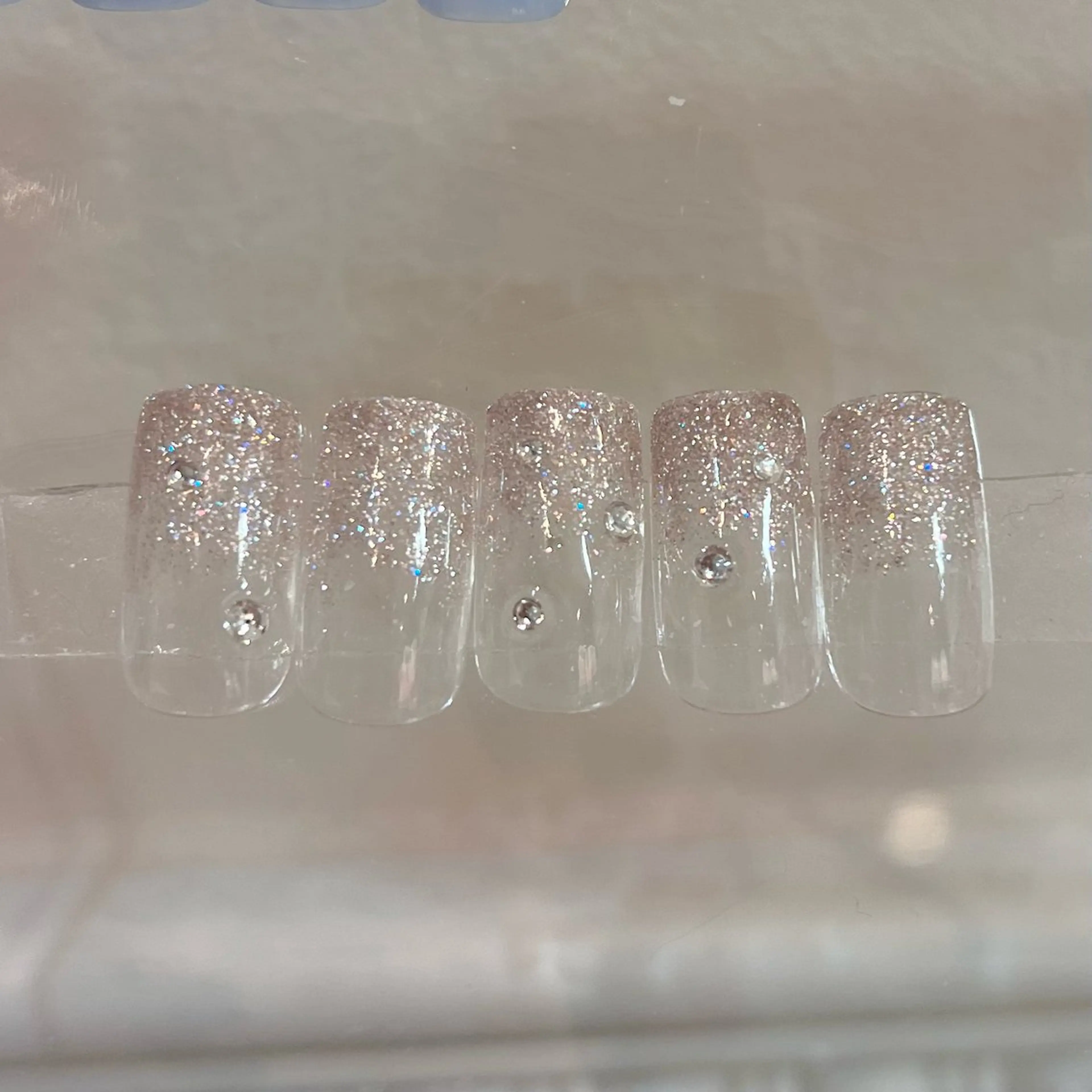 ネイル ラメ(グリッター) ラメグラデーション ストーンネイル ハンドネイル 🎀チーク/ちゅるん 🫧chisa🎀のネイルデザイン