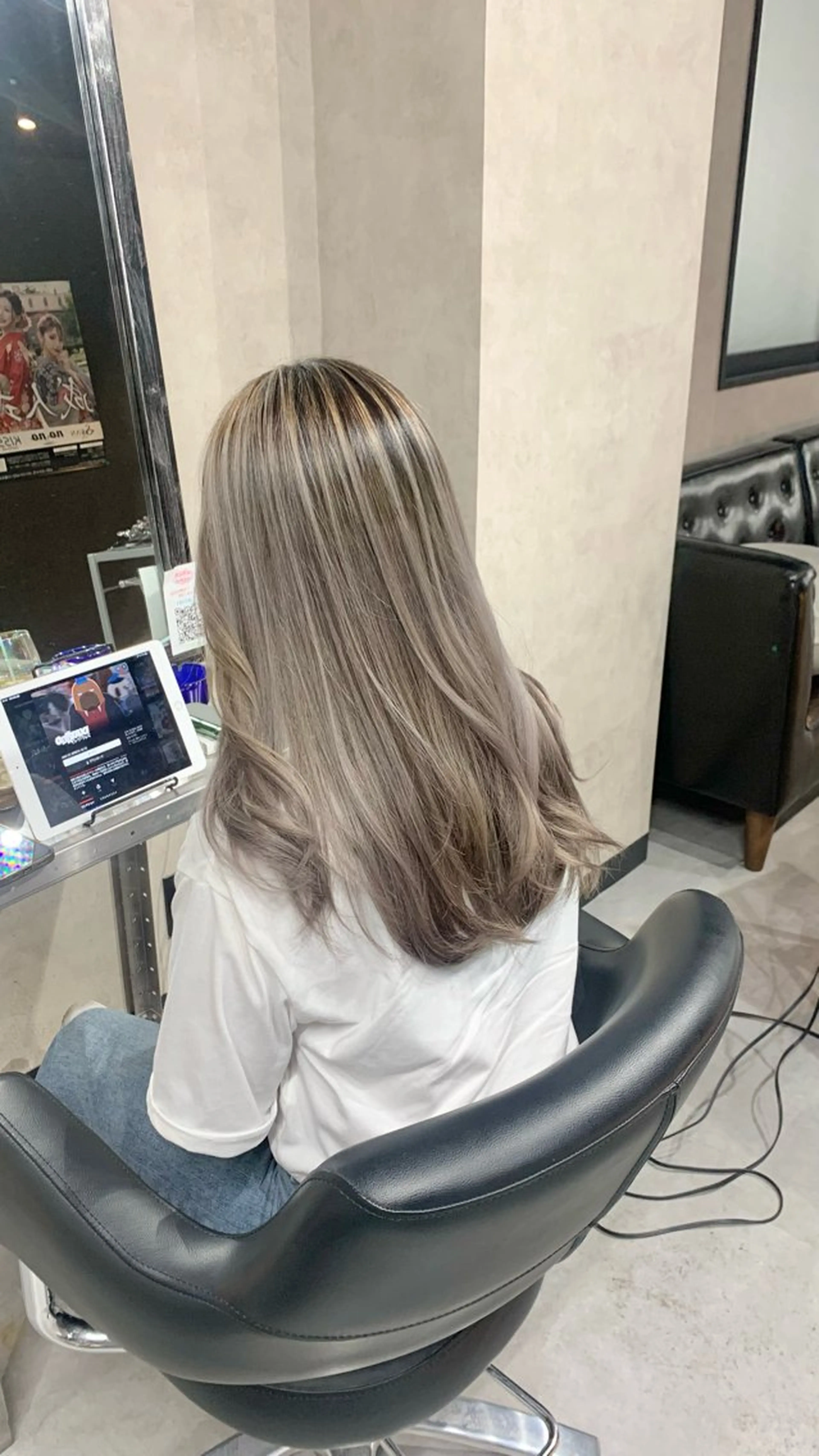 セミロング カラー バレイヤージュ グレージュ シルバー シルバーグレージュ レイヤーカット B E C H I C O〔べち子〕のヘアスタイル