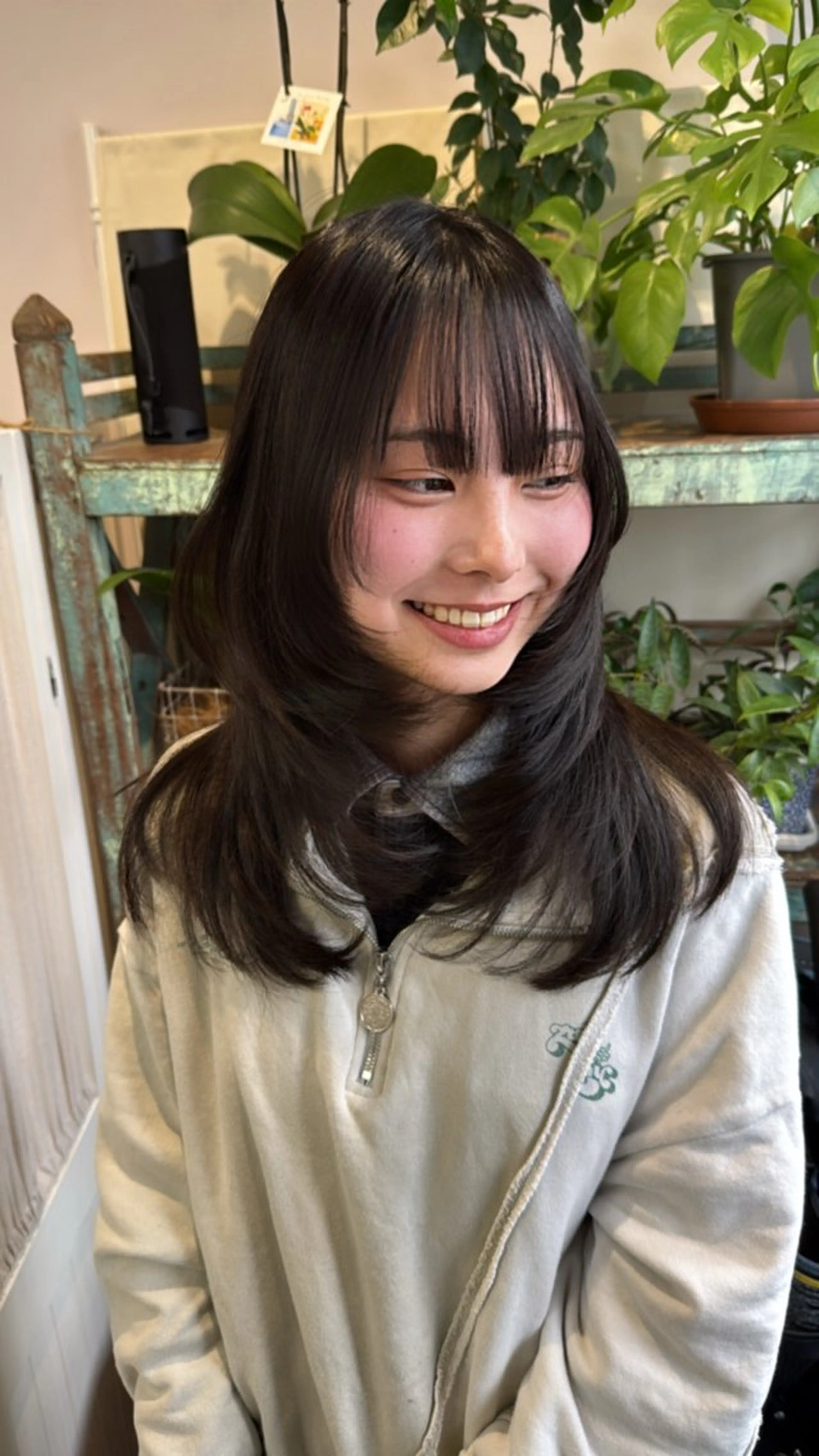 ロング 顔まわりレイヤー レイヤーカット カット トリートメント Sakura .のヘアスタイル