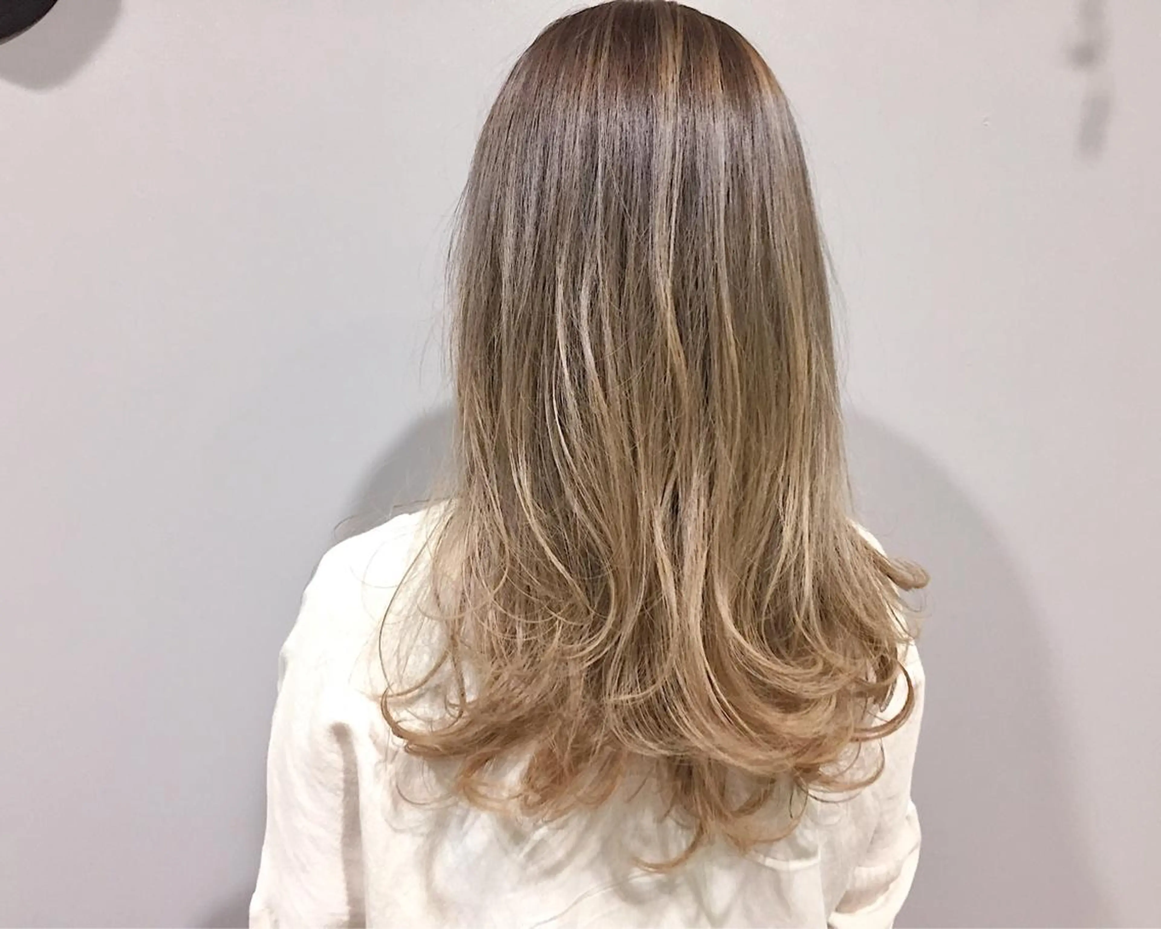 セミロング カラー VIRETTA 【ヴィレッタ】のヘアスタイル