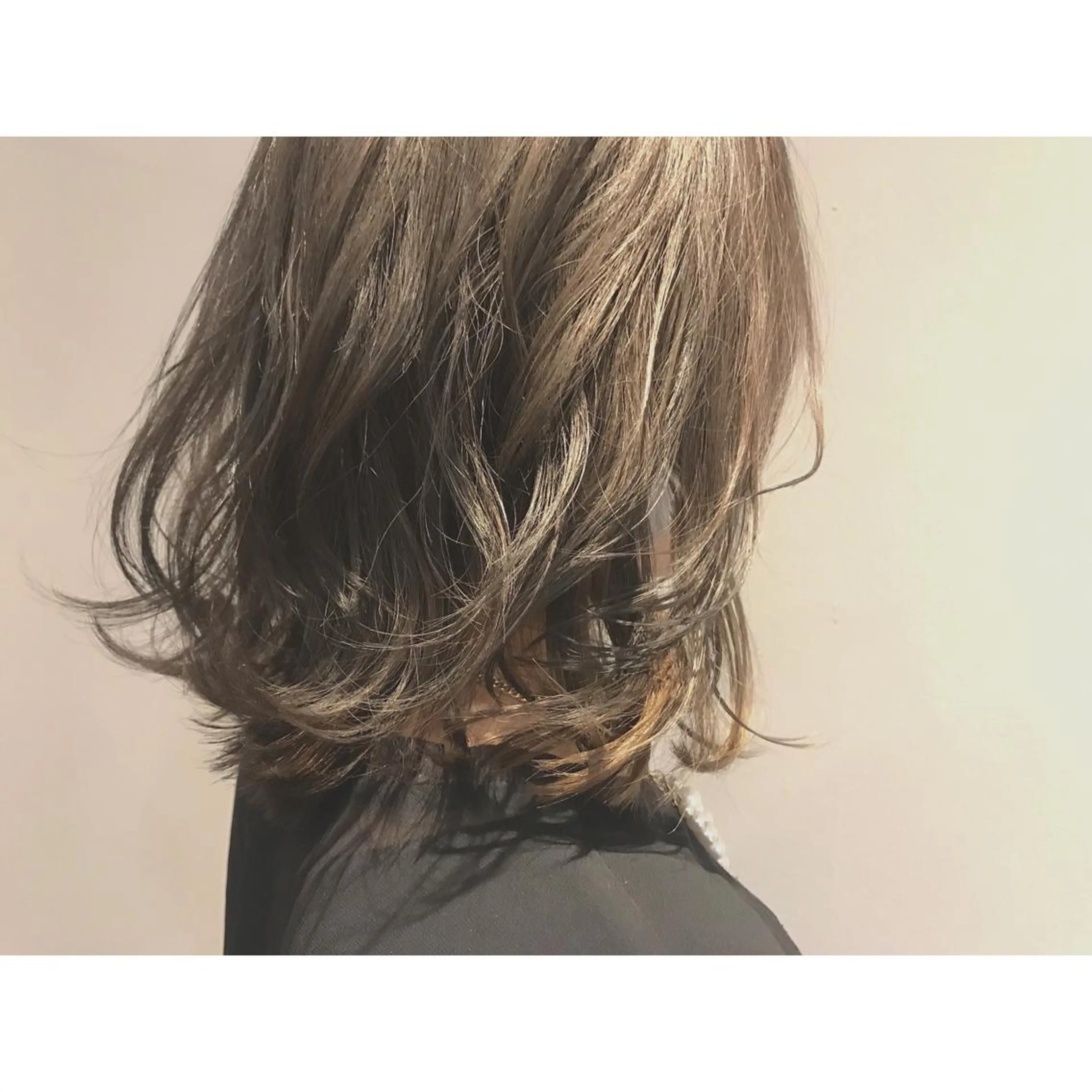 ミディアム カラー 切りっぱなしボブ グレージュ ハイライトカラー インナーカラー 3Dハイライト なかにし まゆみのヘアスタイル