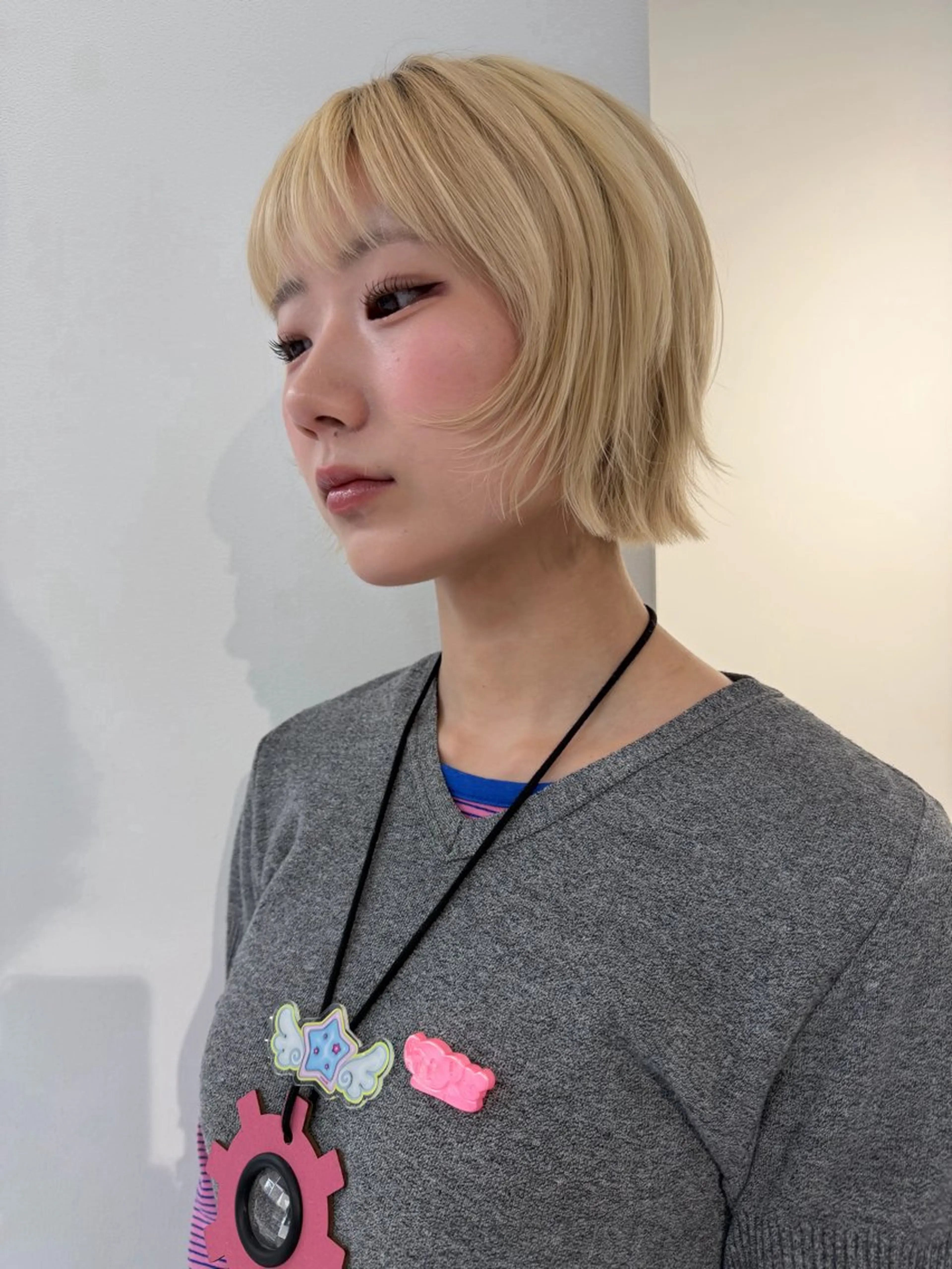 ショート カラー ショートボブ ベージュカラー ブリーチ ブロンド ケアブリーチ ヘアカラー トリートメント TATSUブリーチ/ ミルクティーベージュのヘアスタイル