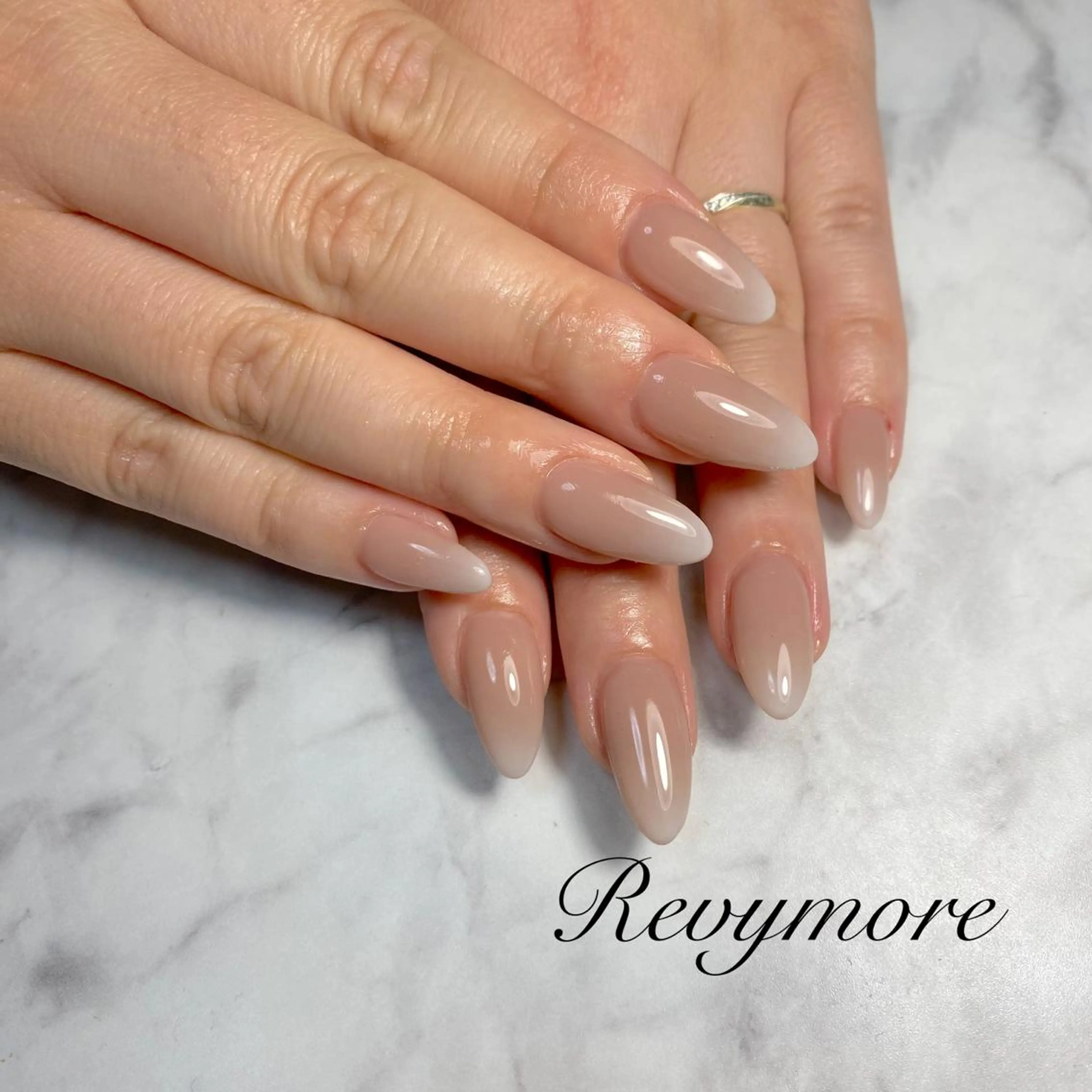 ミディアム ネイル 韓国風ヘア ジェルネイル グラデーション キラキラネイル 韓国ネイル nail salon Revymoreのネイルデザイン