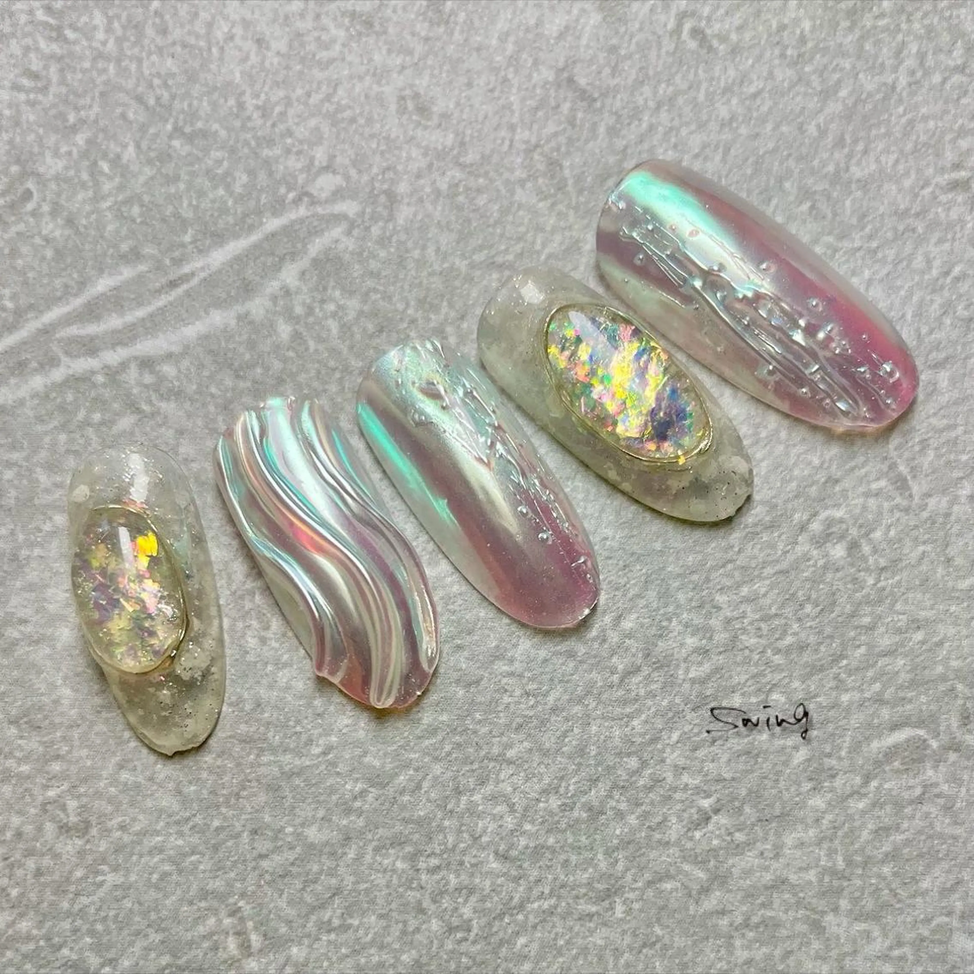 ネイル オーロラネイル キラキラネイル ぷっくりネイル ホワイト SWING Nail Salon所属・Yoshida Takakoのネイルデザイン