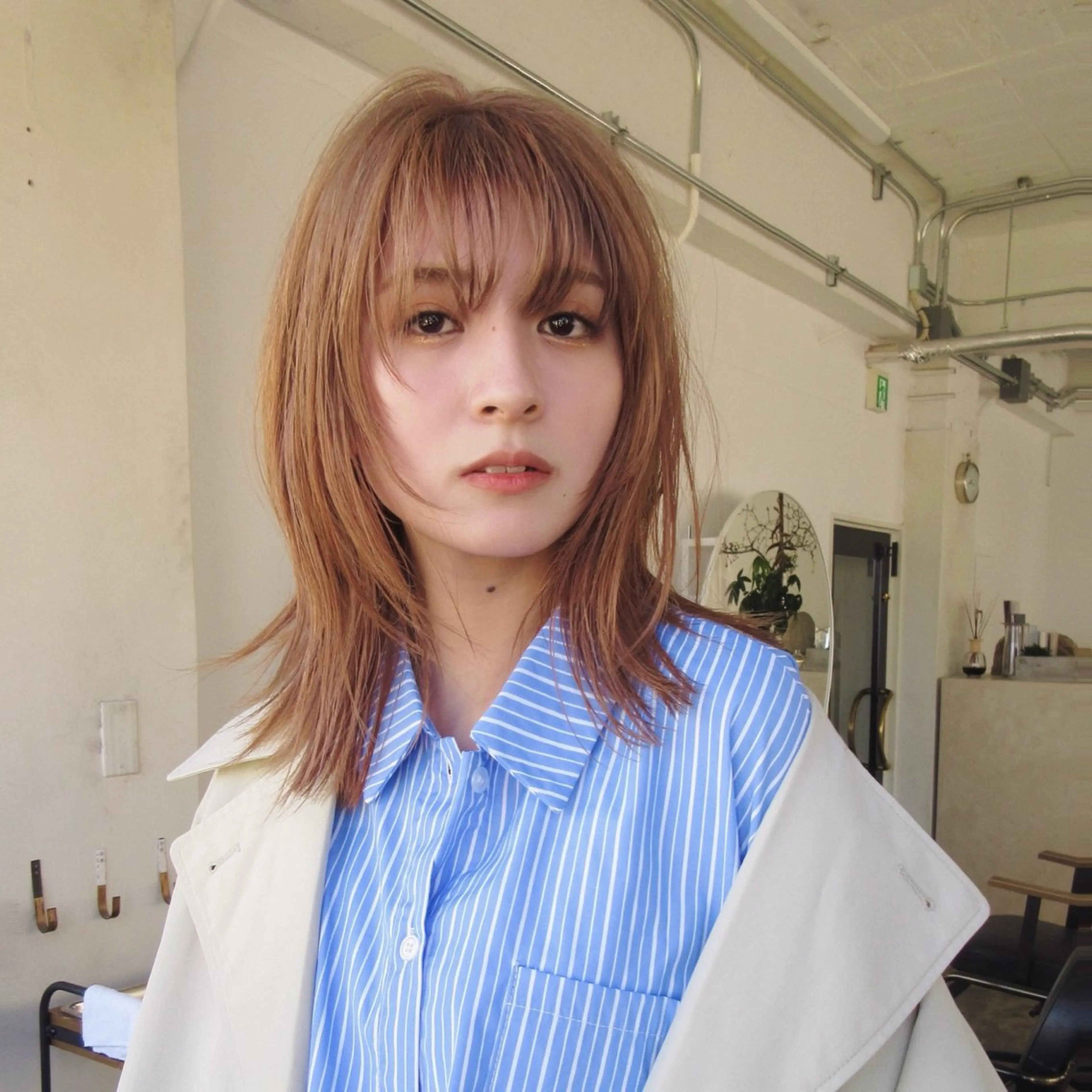 ミディアム カラー ベージュカラー ブリーチ ブロンド ブロンドベージュ ハイトーンカラー スギヤマ ショウゴのヘアスタイル