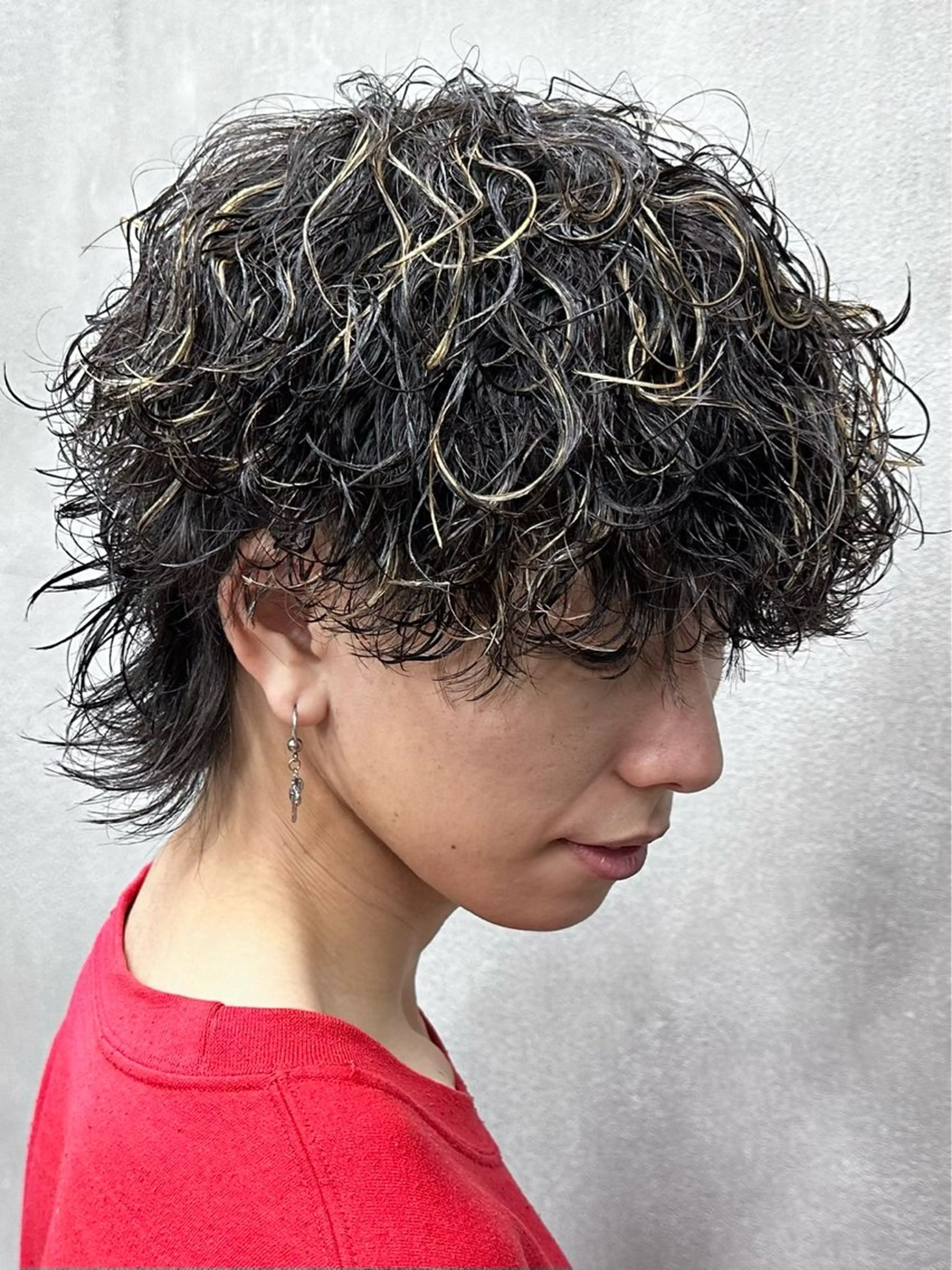 ミディアム カラー パーマ メンズ ミディアムパーマ メンズメッシュ メンズパーマ 波巻きパーマ メンズウルフカット DAZZLE hair BLAST所属・メンズ美容師/ フェザー/池戸晴也のヘアスタイル