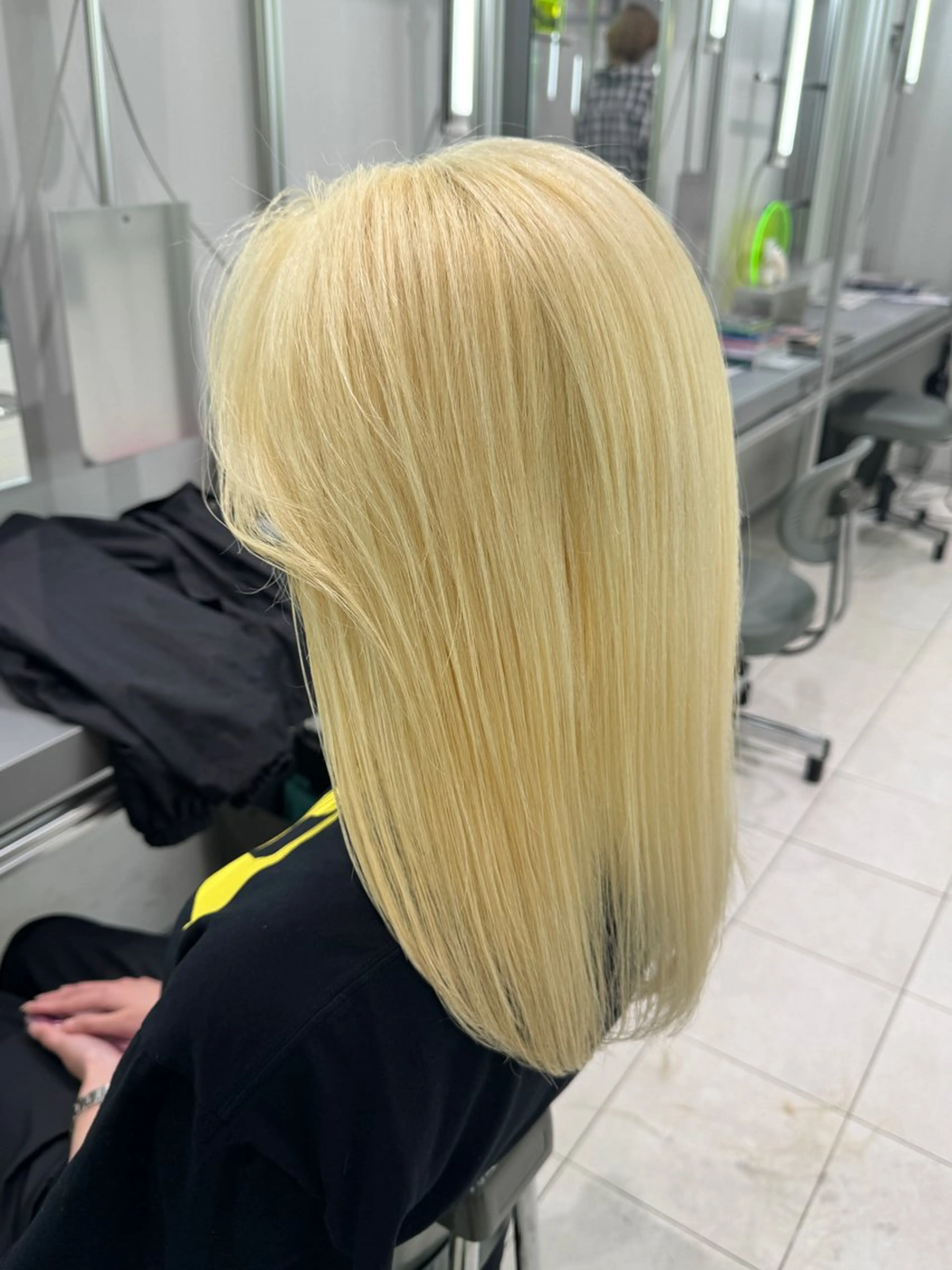 ミディアム ブリーチカラー/ブロ ンドレイヤーカットのヘアスタイル