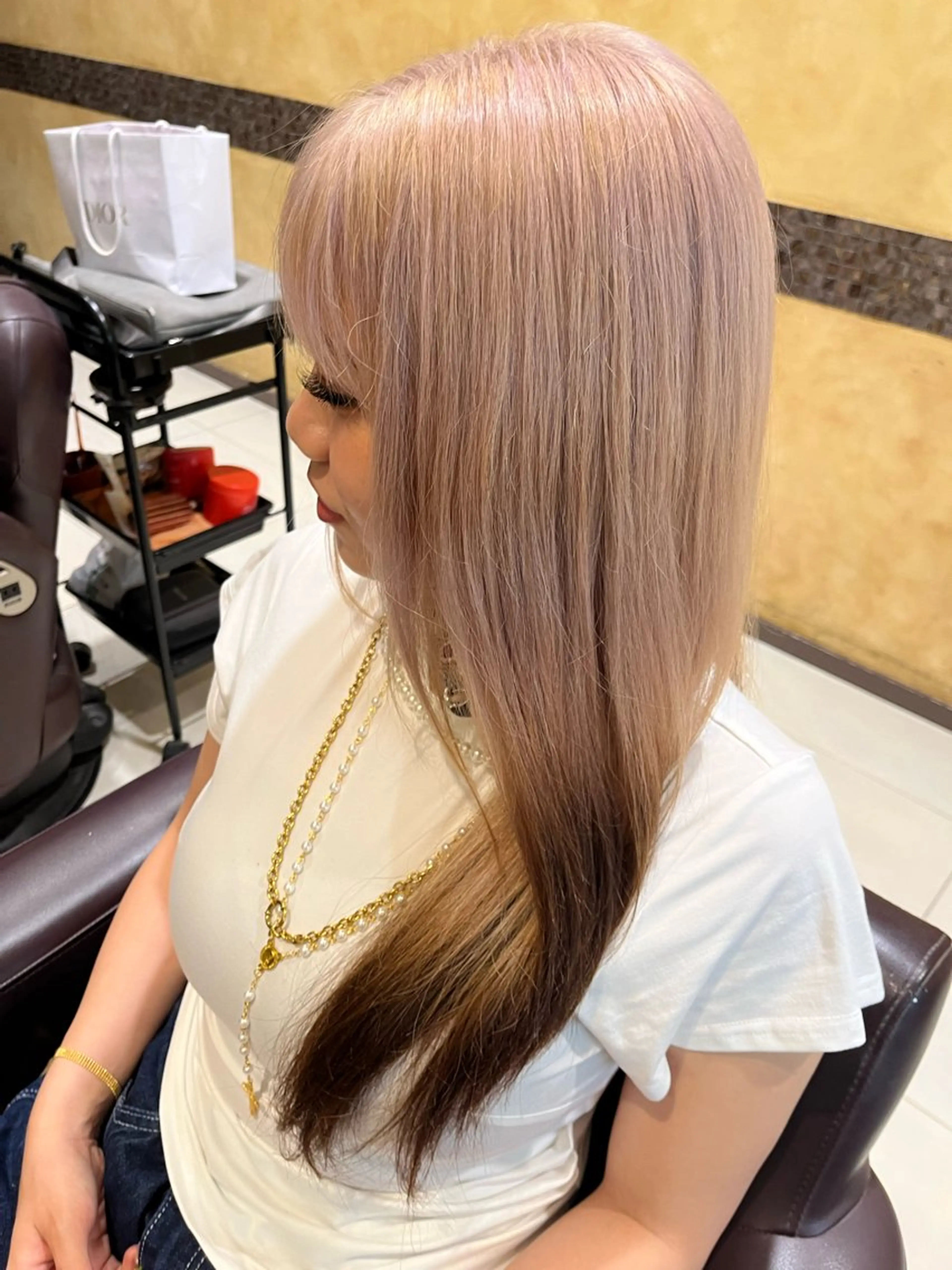 ロング カラー ベージュカラー ブリーチ 抜きっぱなしブロンド ホワイトベージュ ルナ｜縮毛矯正 ×デザインカラー🥝のヘアスタイル