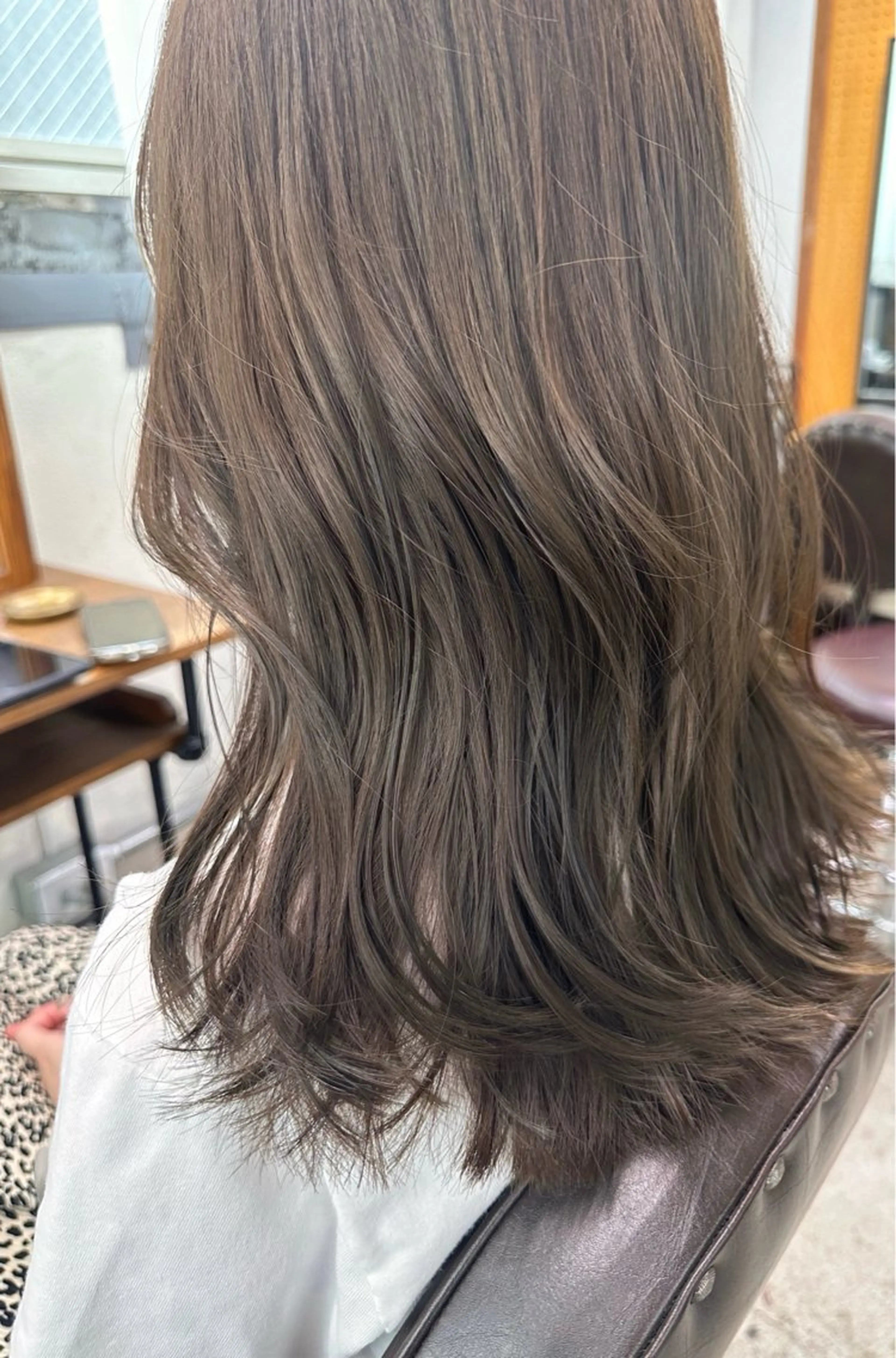 セミロング カラー ブリーチ 透明感カラー グレージュ オリーブグレージュ オリーブグレー クニイ ルイのヘアスタイル