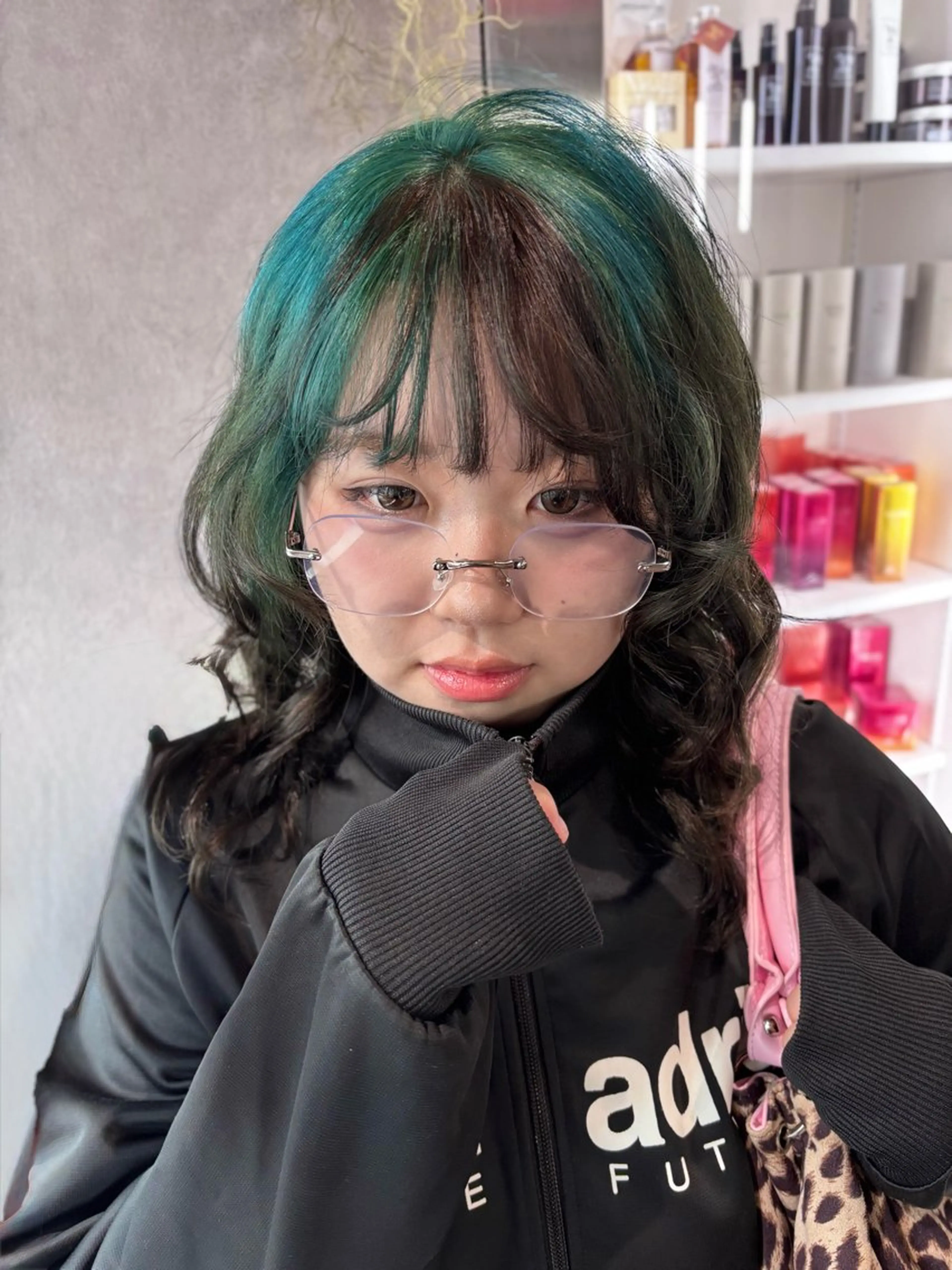 セミロング 切りっぱなしボブ ボブ くせ毛 顔まわりレイヤー 顔周りカット ヘアカラー iona/ハイトーン /ネイルのネイルデザイン