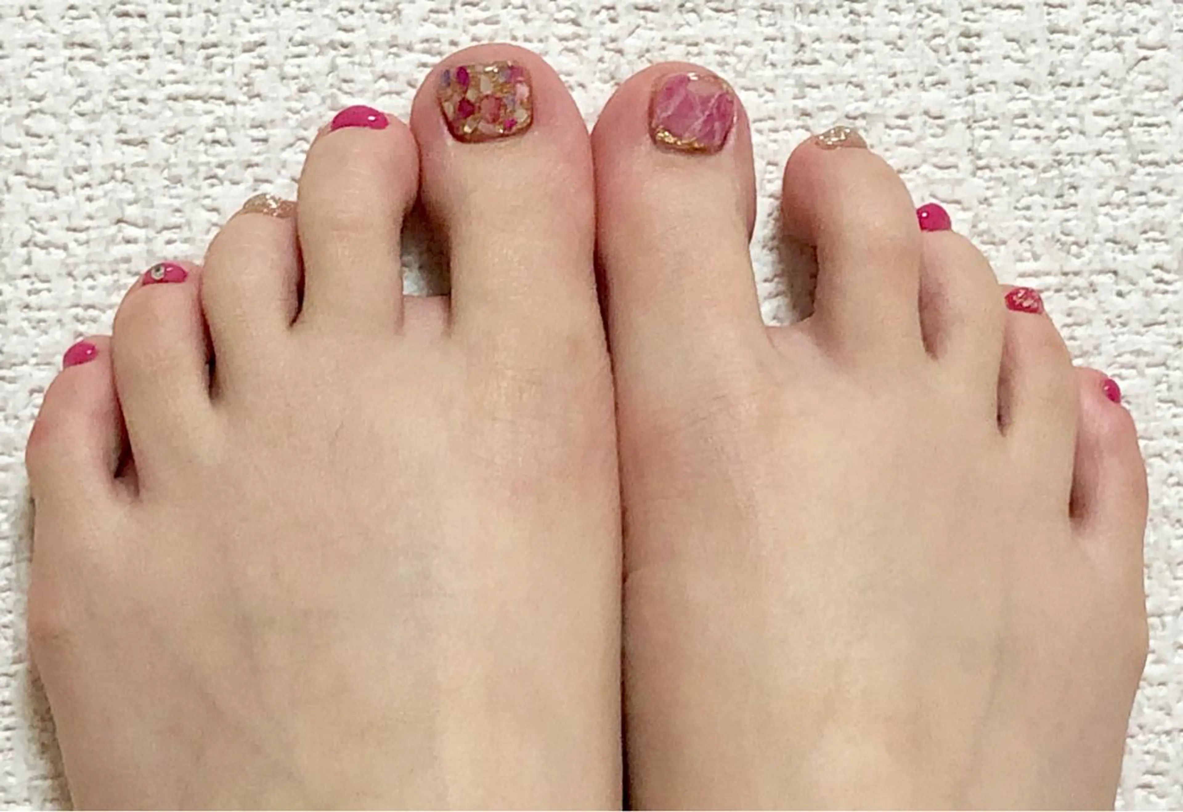 ネイル キラキラネイル ピンク フットネイル 髙橋 優菜のネイルデザイン