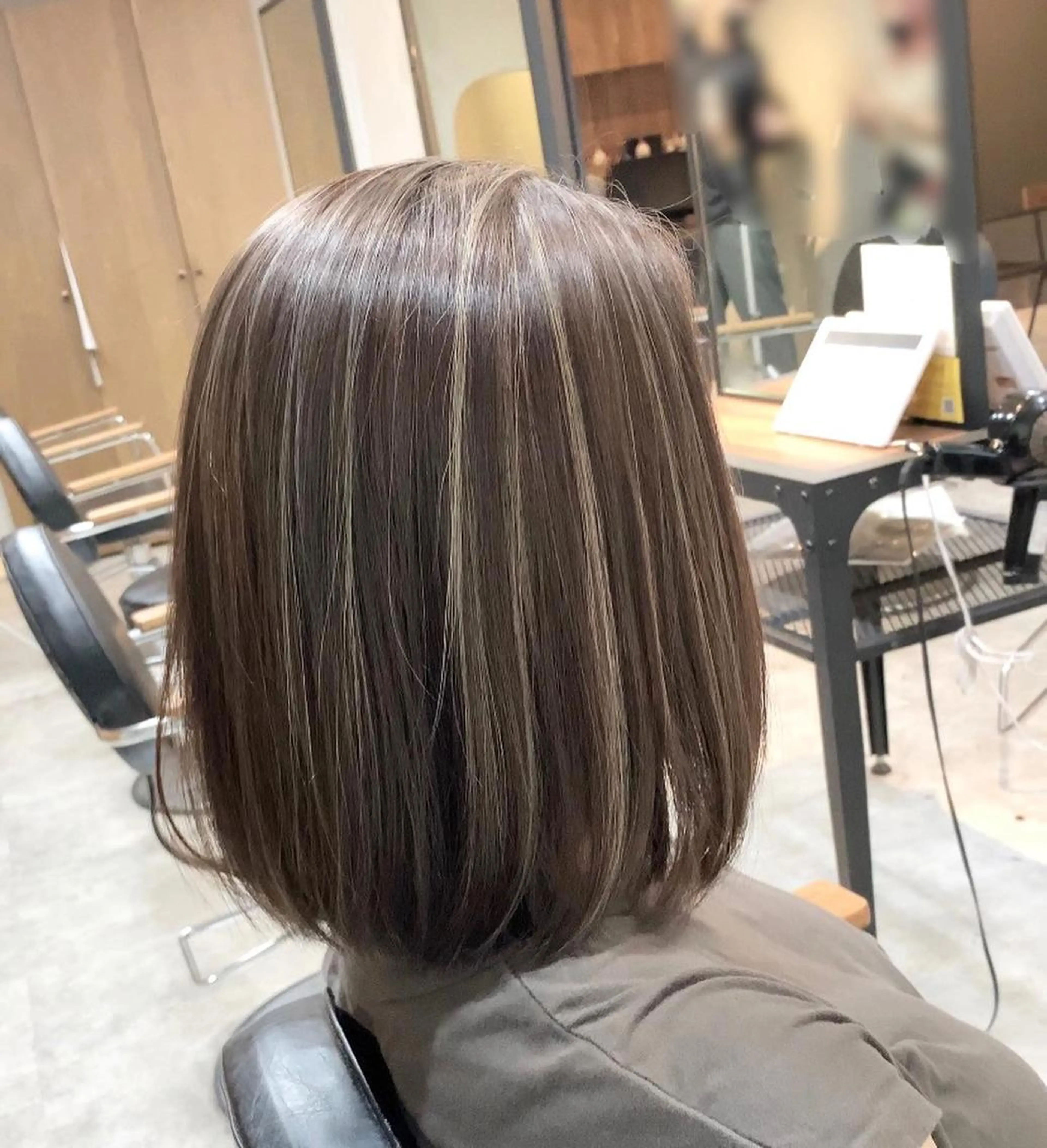 ミディアム カラー リサ tonieのヘアスタイル