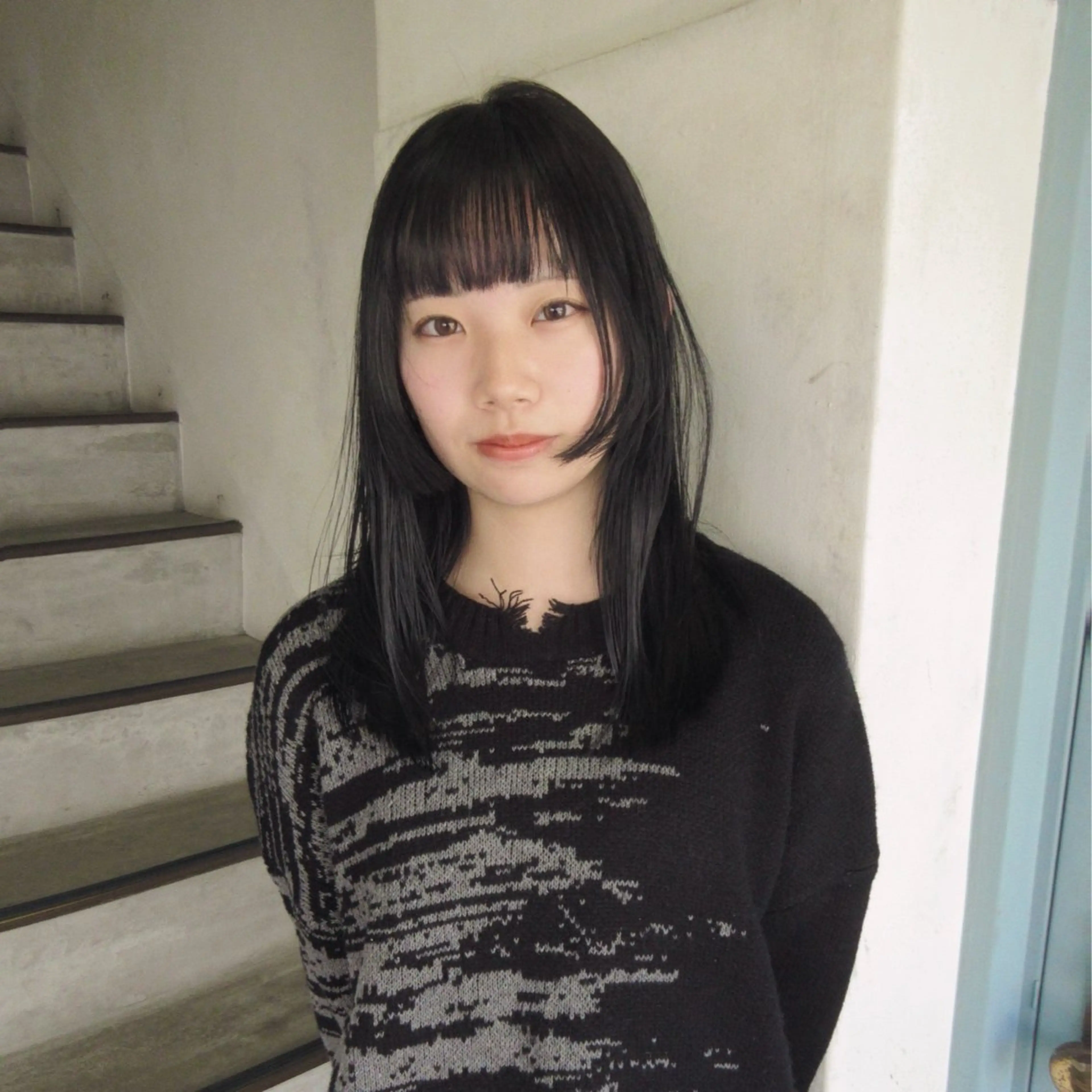 セミロング カラー 黒髪 ブリーチ ブルーカラー ブルーブラック グレーブラック スギヤマ ショウゴのヘアスタイル