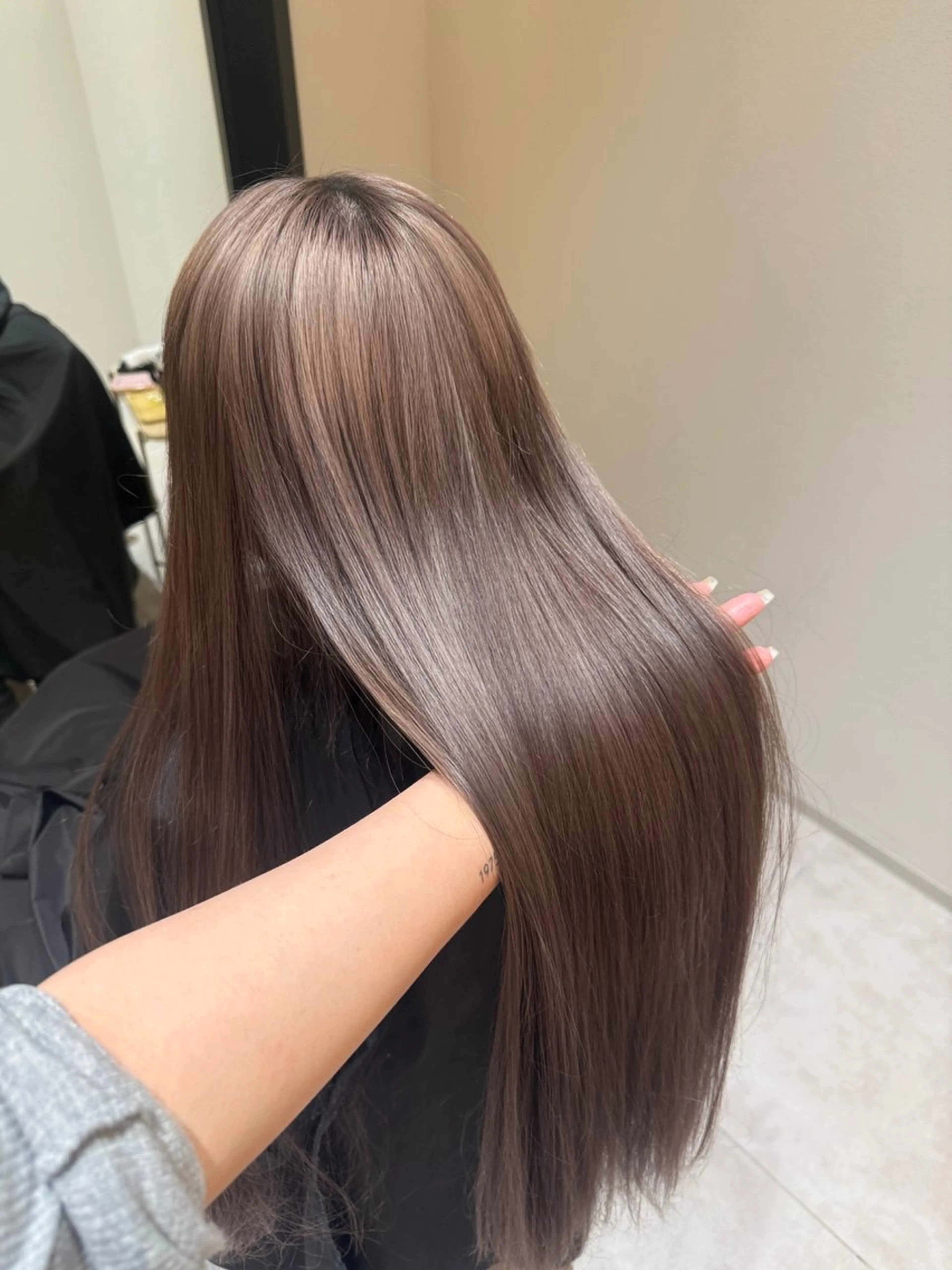 ロング カラー ベージュカラー ヘアカラー トリートメント yana /ブリーチモデルのヘアスタイル