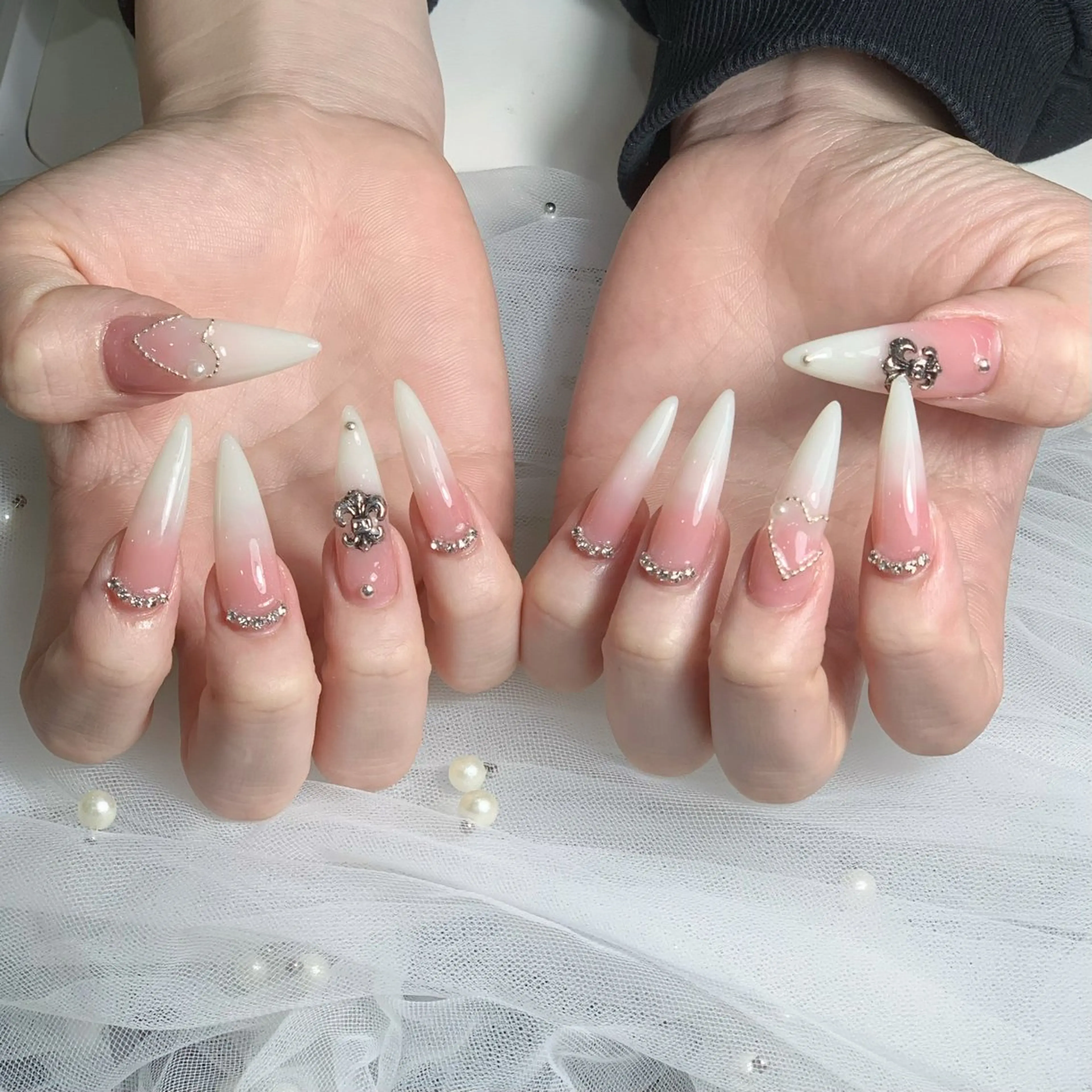 ネイル キラキラネイル シンプルネイル 春ネイル ワンホンネイル 冬ネイル Quynh Sora Nailのネイルデザイン
