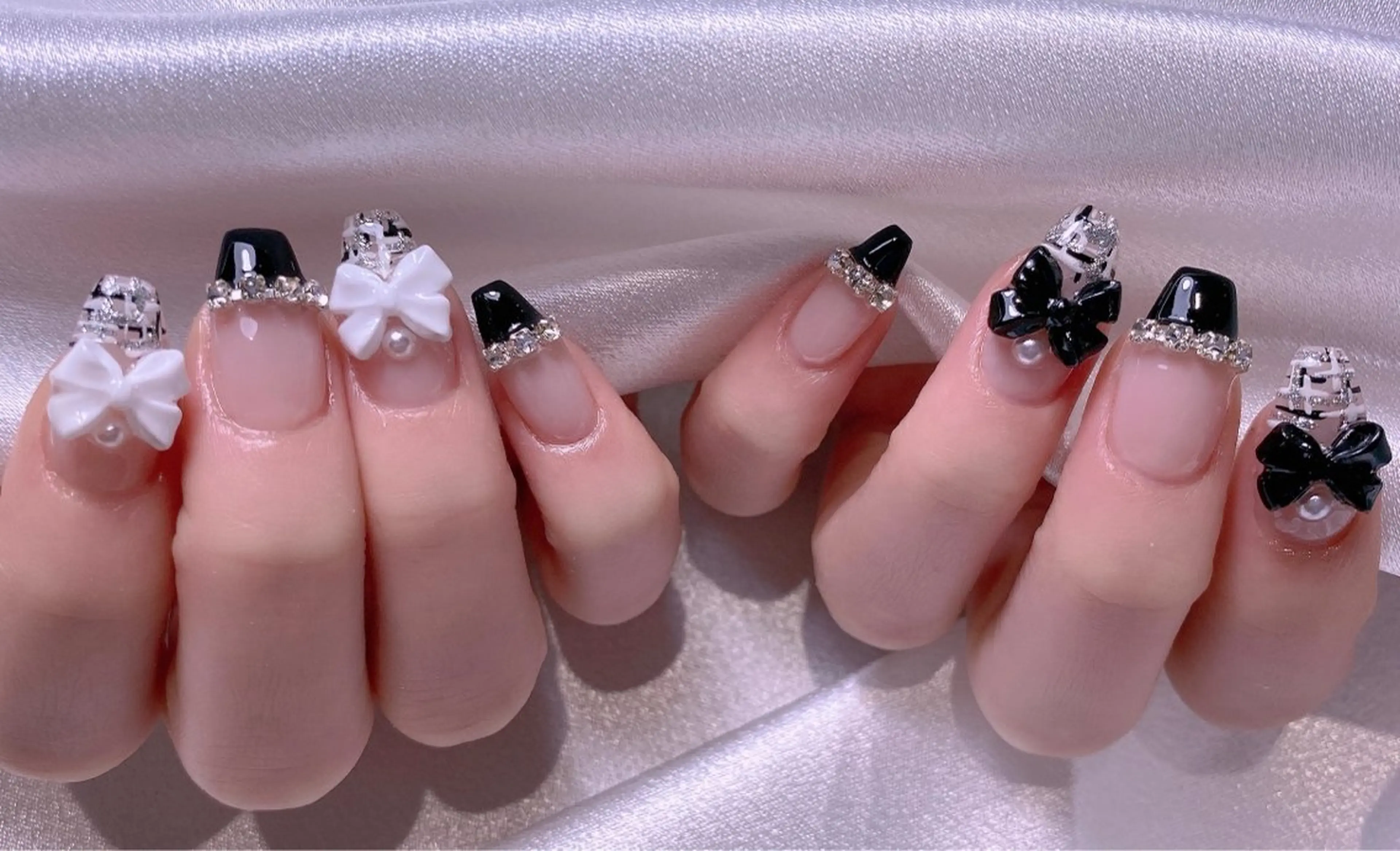 ネイル ブルー チークネイル フレンチネイル ハート ホログラムネイル ハンドネイル 美爪パラジェル導入店 Sunnilyのネイルデザイン