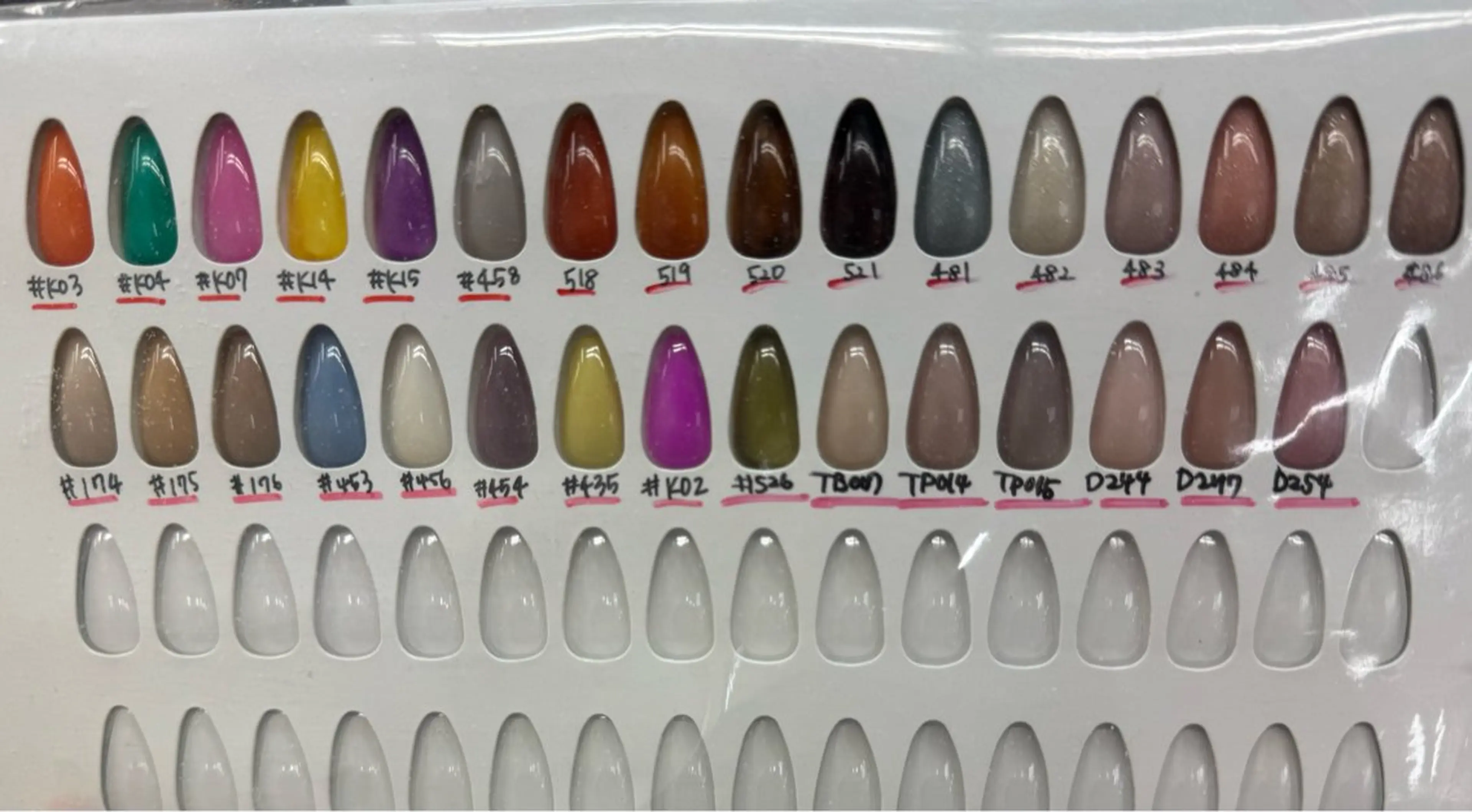 ネイル MAXKELLY ASAのネイルデザイン