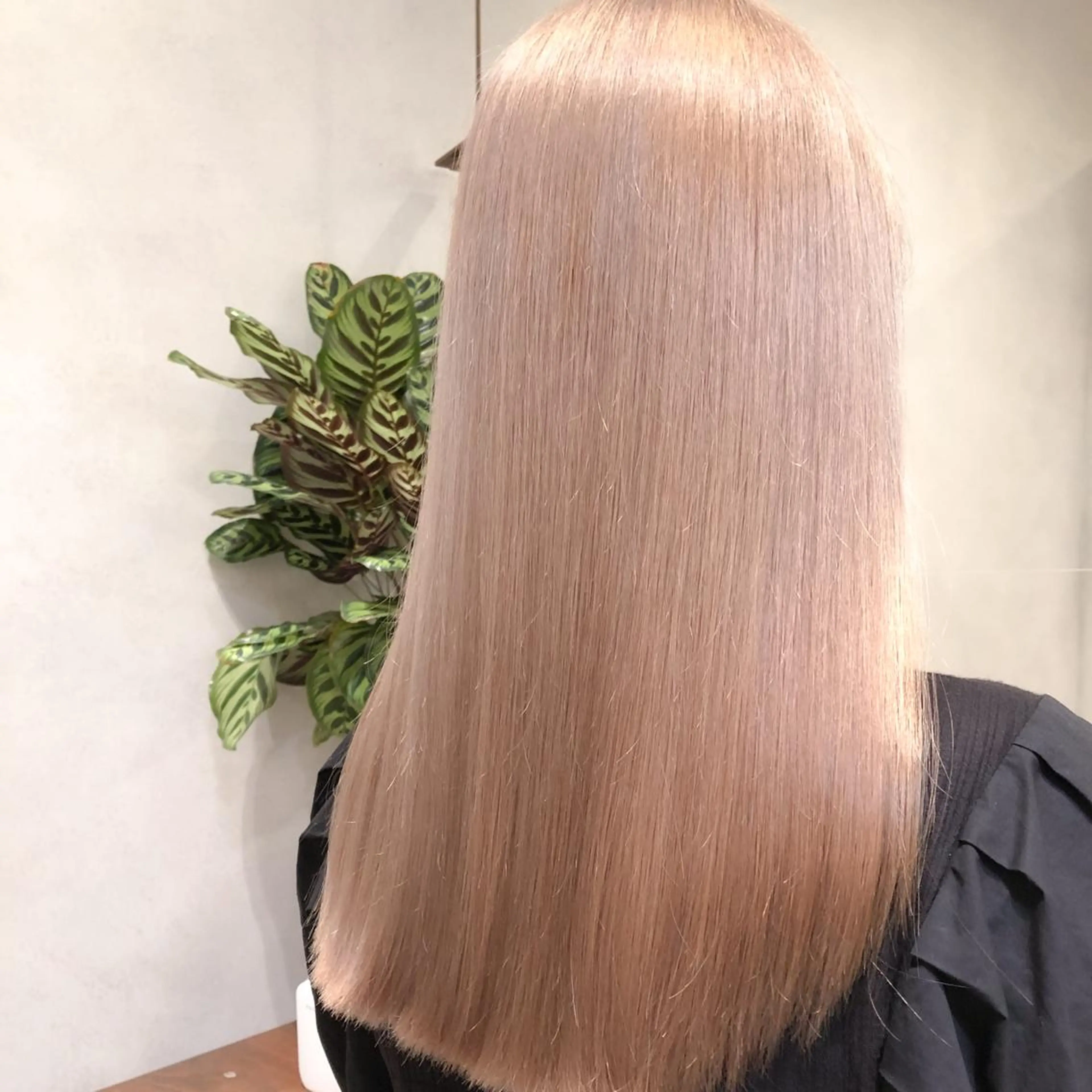 ミディアム カラー メンズ メンズハイトーン ブロンド ハイトーンカラー ホワイトブロンド 艶透明感カラー/ ルーズパーマ/田中のヘアスタイル