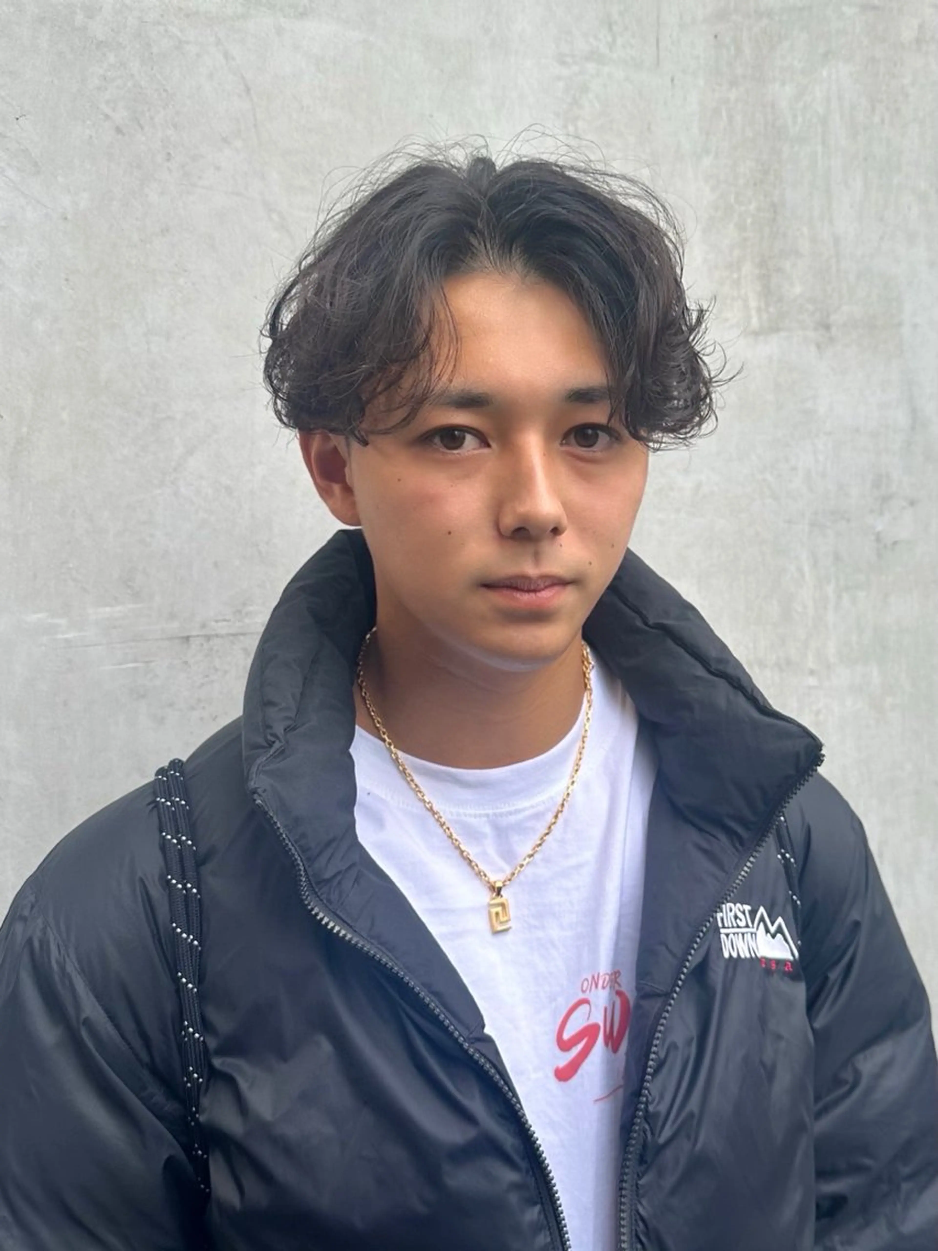 ミディアム パーマ メンズ ミディアムパーマ メンズパーマ ニュアンスパーマ カット パーマ 💈原宿指名No.1 センターパート💈のヘアスタイル