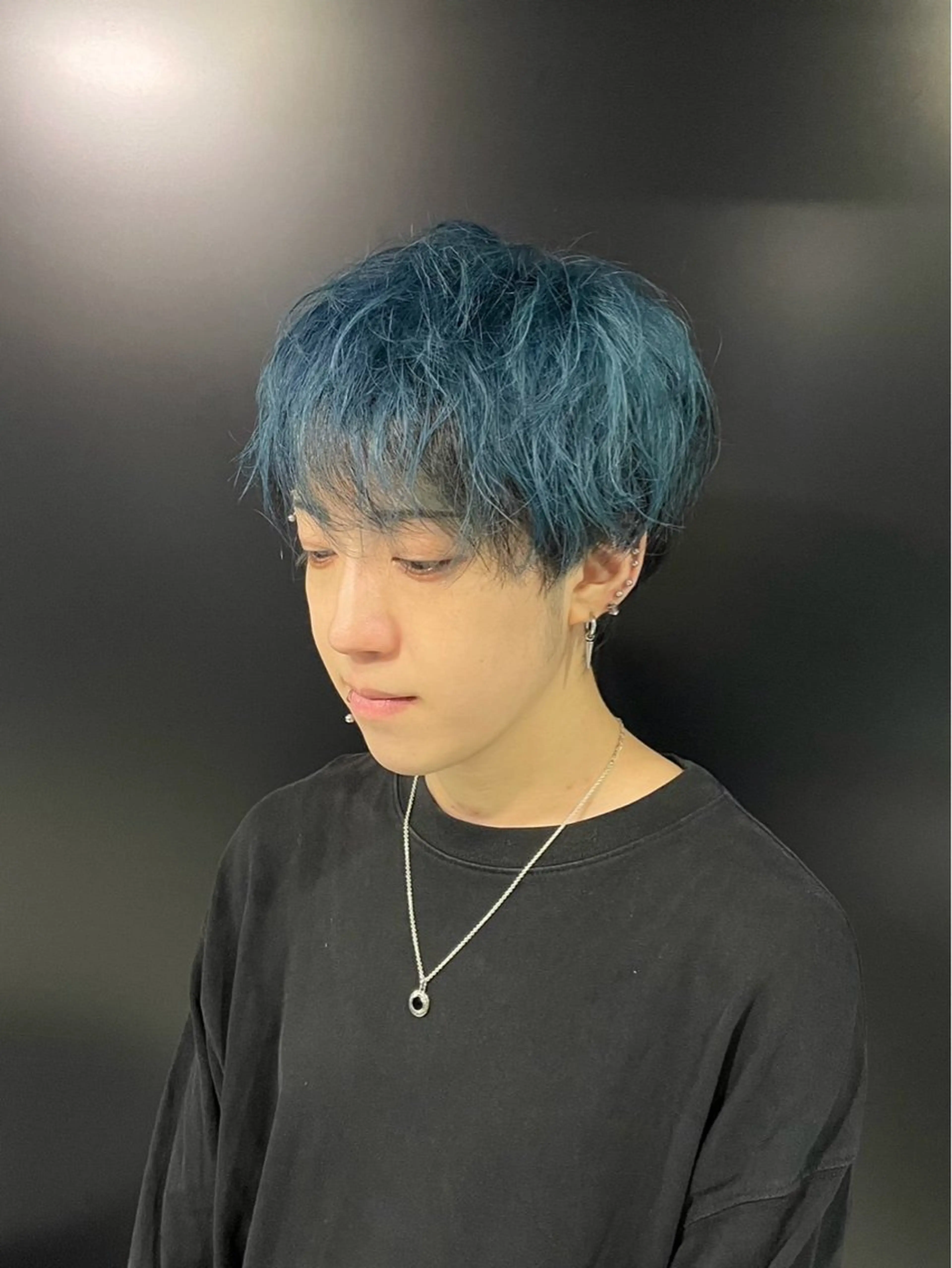 カラー ヘアアレンジ メンズ ブルーカラー カット ヘアカラー トリートメント ヘアセット メンズ専門 美容師✨ アメ村 堀江颯瑛のヘアスタイル