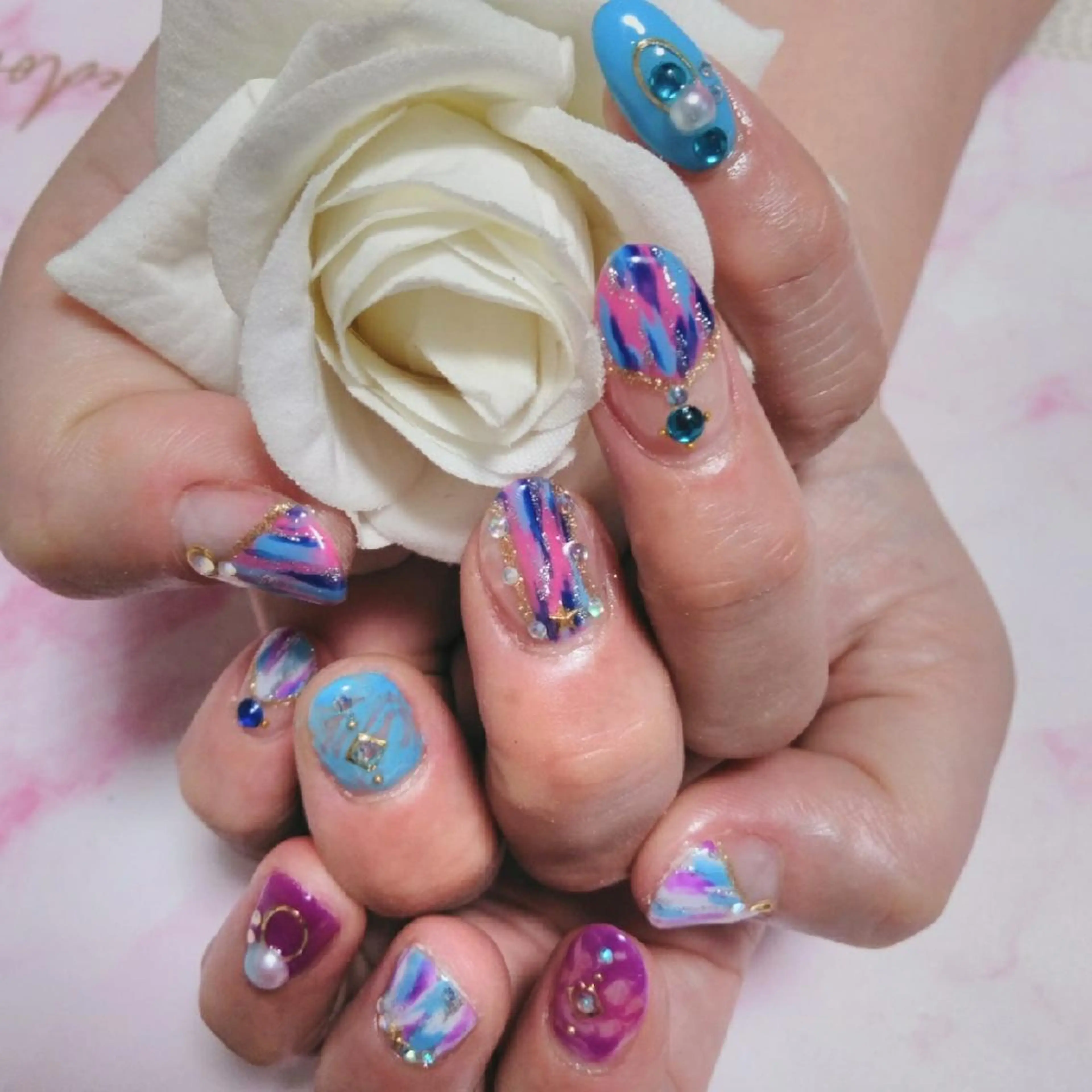 ネイル エステとネイル ローズコンフォートのネイルデザイン