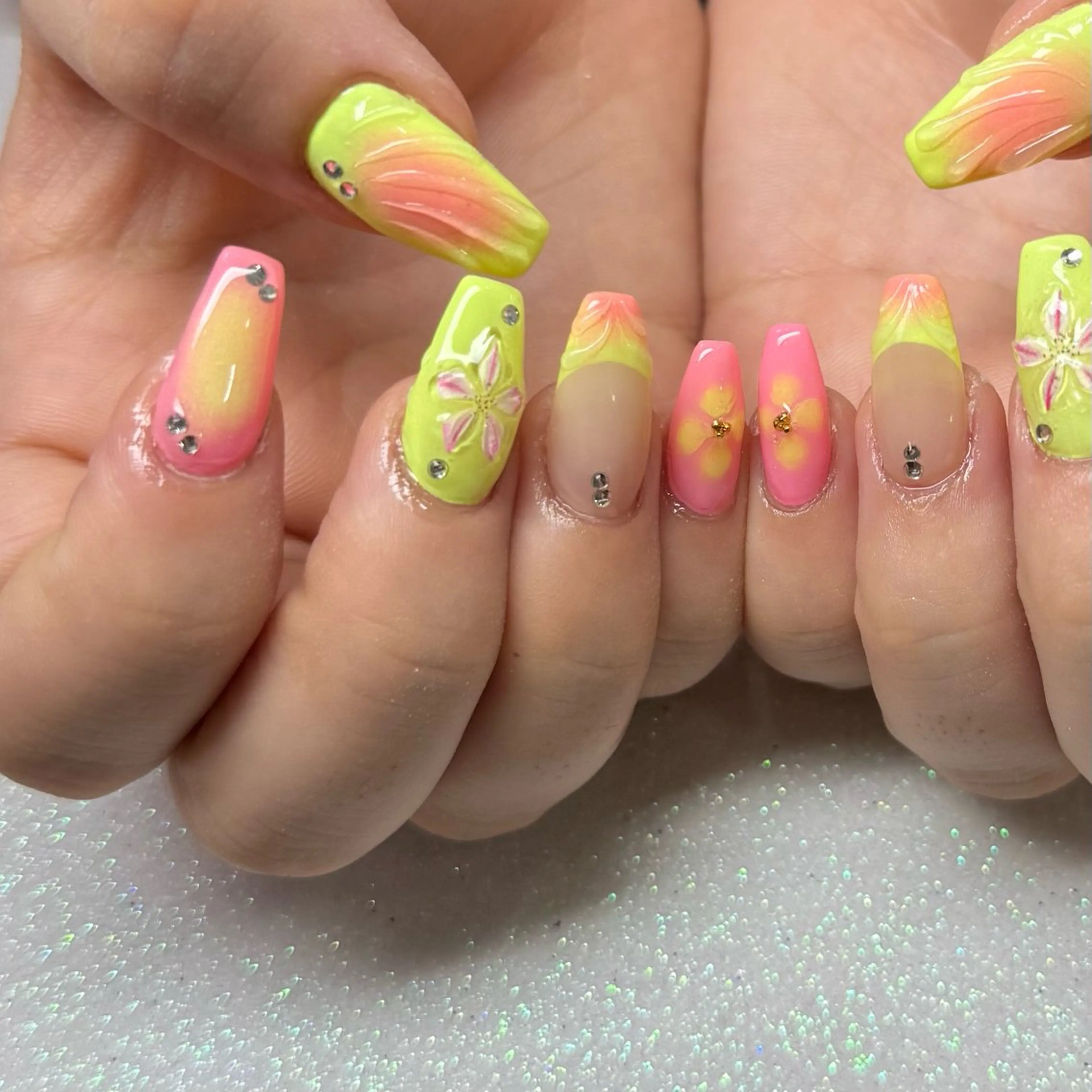 ネイル ハンドネイル VIERU 🌈🎀💖のネイルデザイン