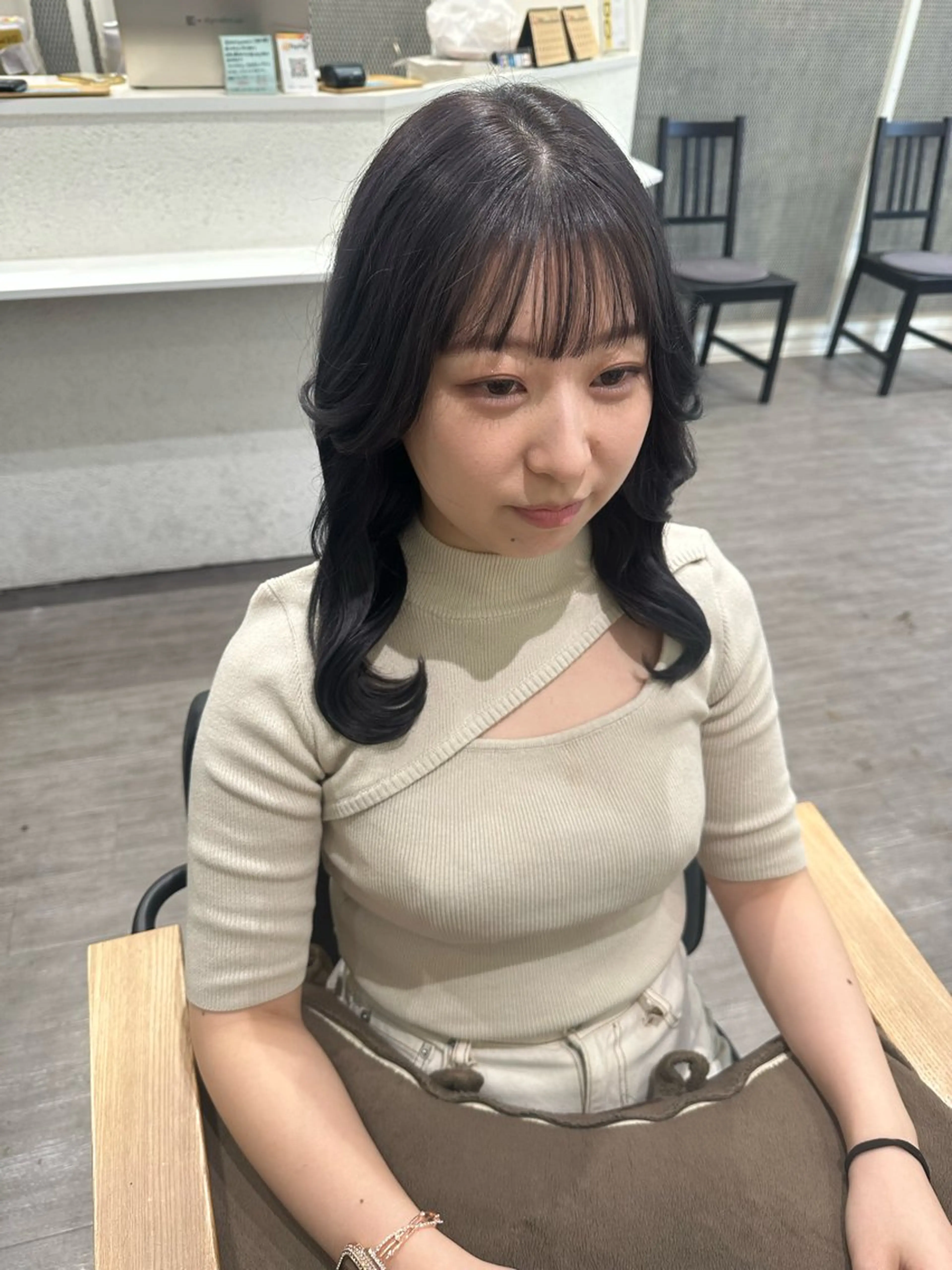 ミディアム カラー ブリーチ ダークグレー カット ヘアカラー トリートメント 艶髪レイヤー上田 紗也🇰🇷💗のヘアスタイル